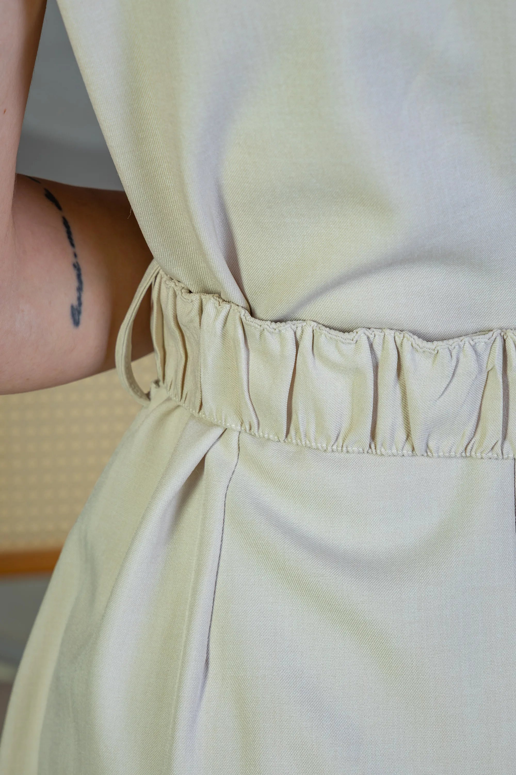 Vestido Decote "V" Regata Detalhe Cinto Soft Elegance Malu Creme