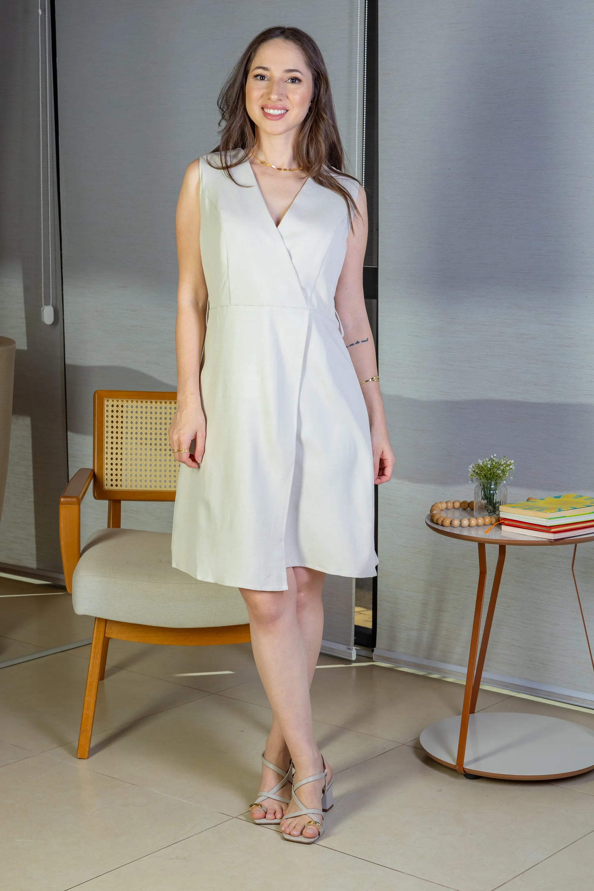 Vestido Decote "V" Regata Detalhe Cinto Soft Elegance Malu Creme
