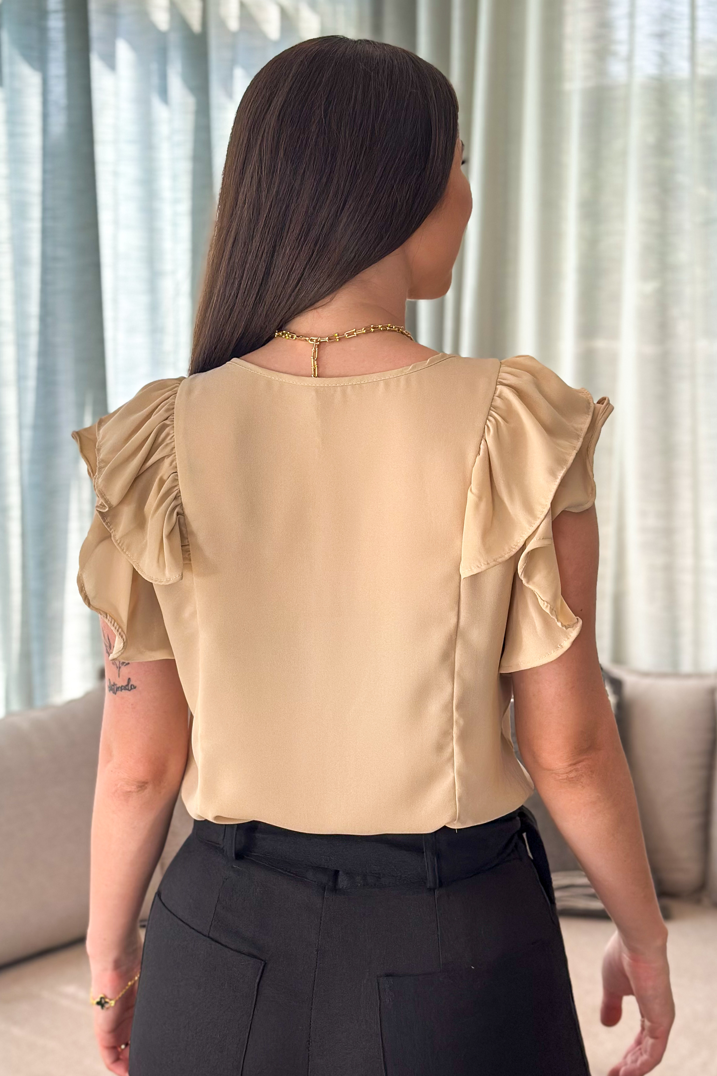 Blusa Decote "V" Babados Manga Ariane Bege