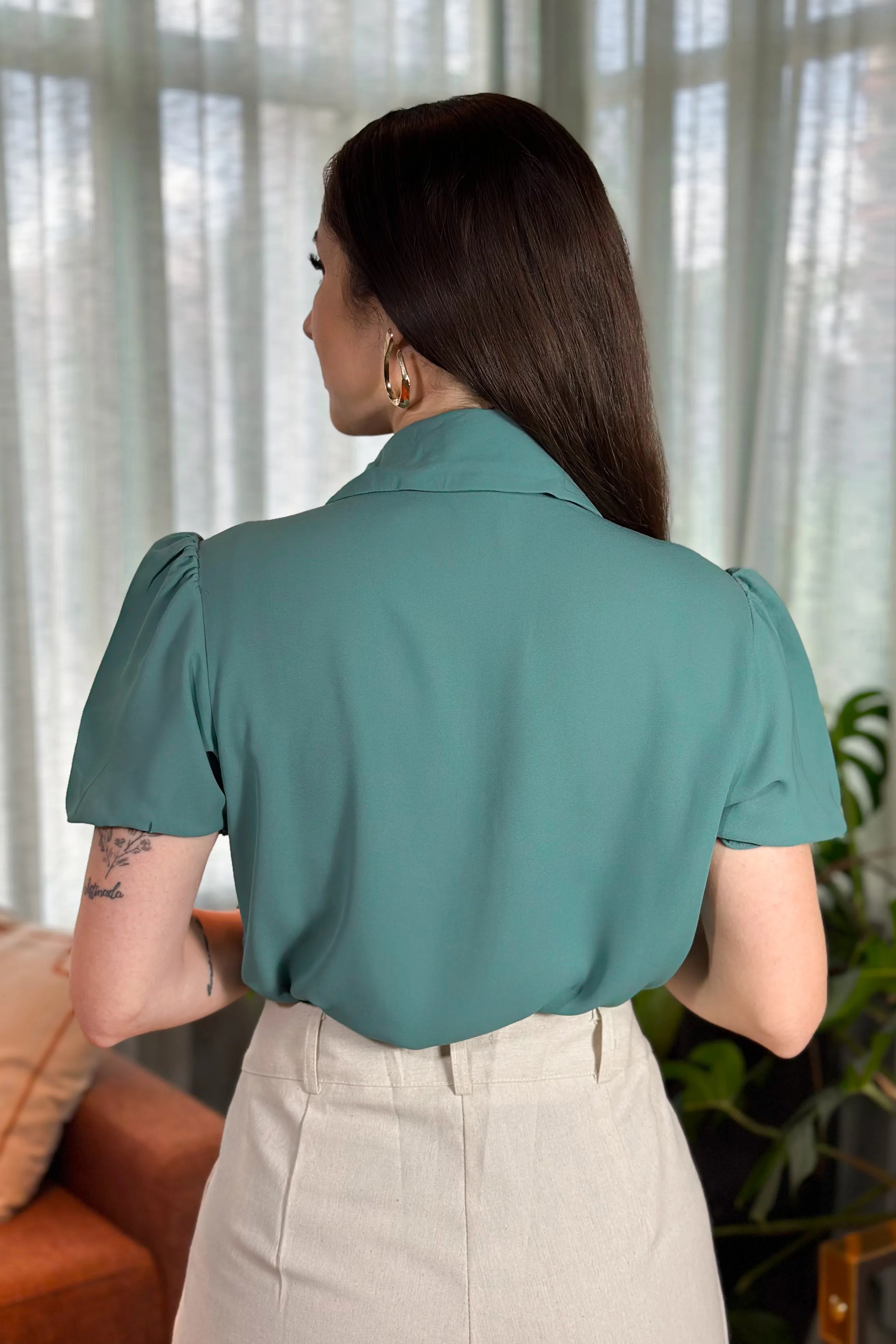 Blusa Manga Curta Crepe Touch Detalhe Pregas Larissa Verde Esmeralda