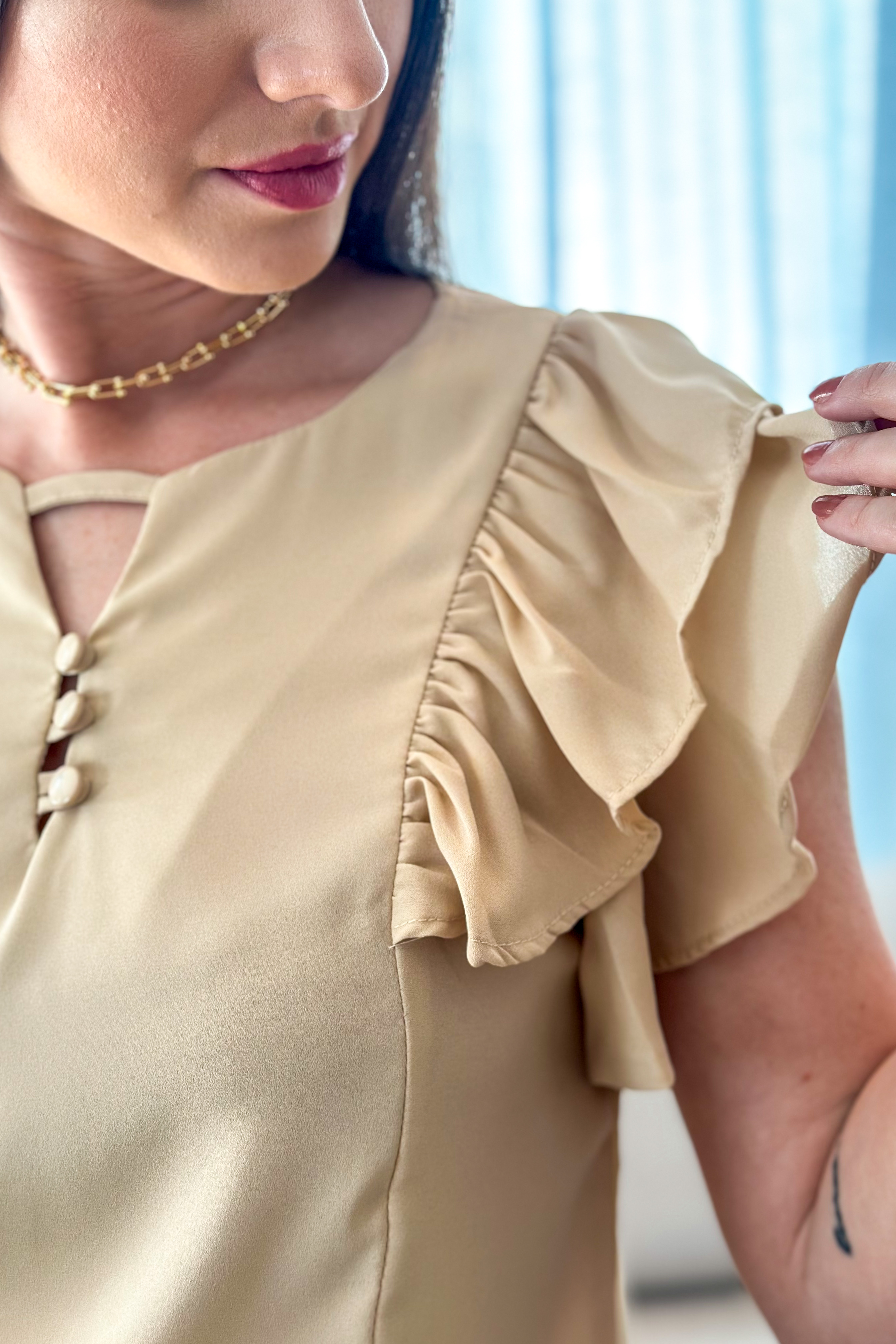 Blusa Decote "V" Babados Manga Ariane Bege