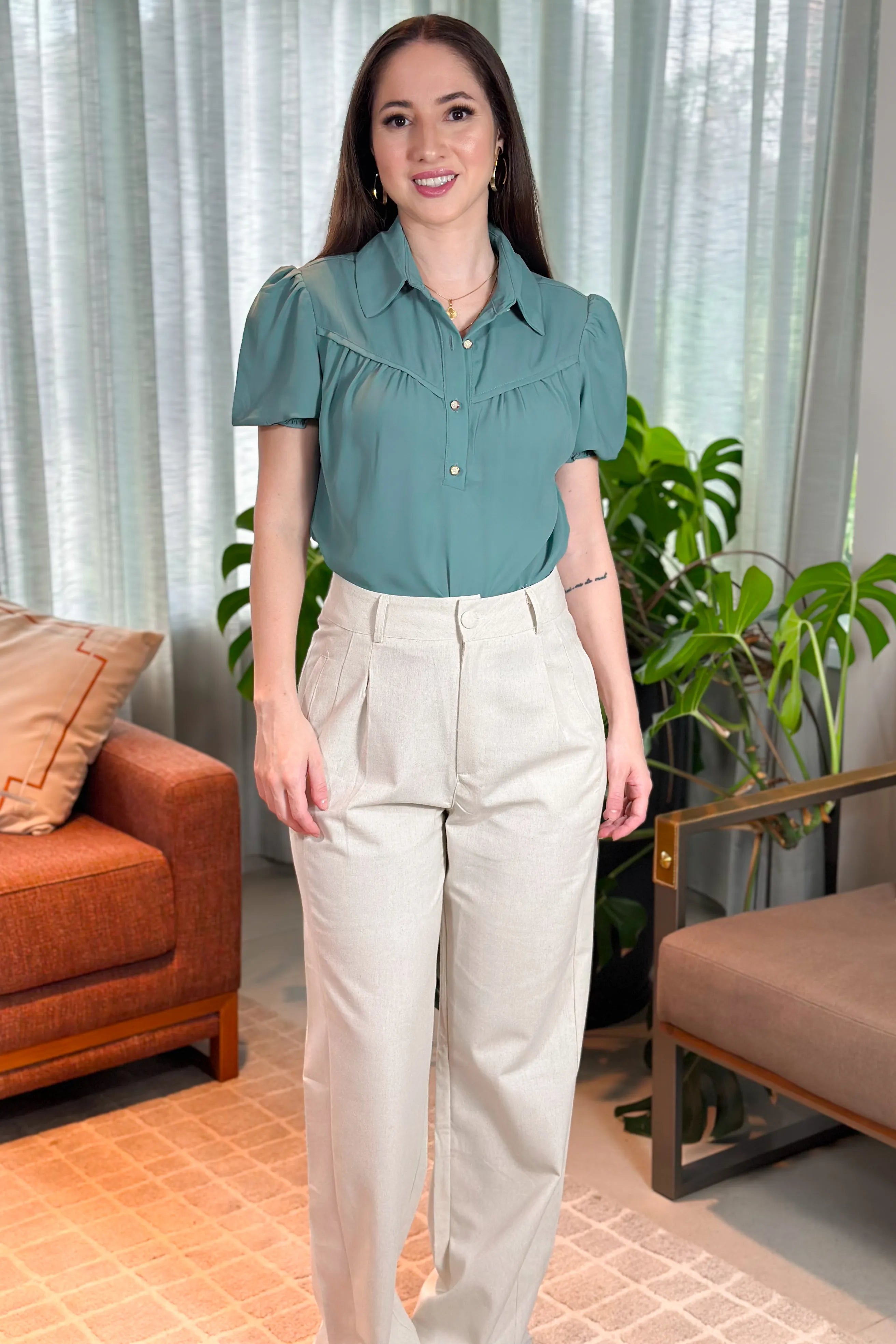 Blusa Manga Curta Crepe Touch Detalhe Pregas Larissa Verde Esmeralda