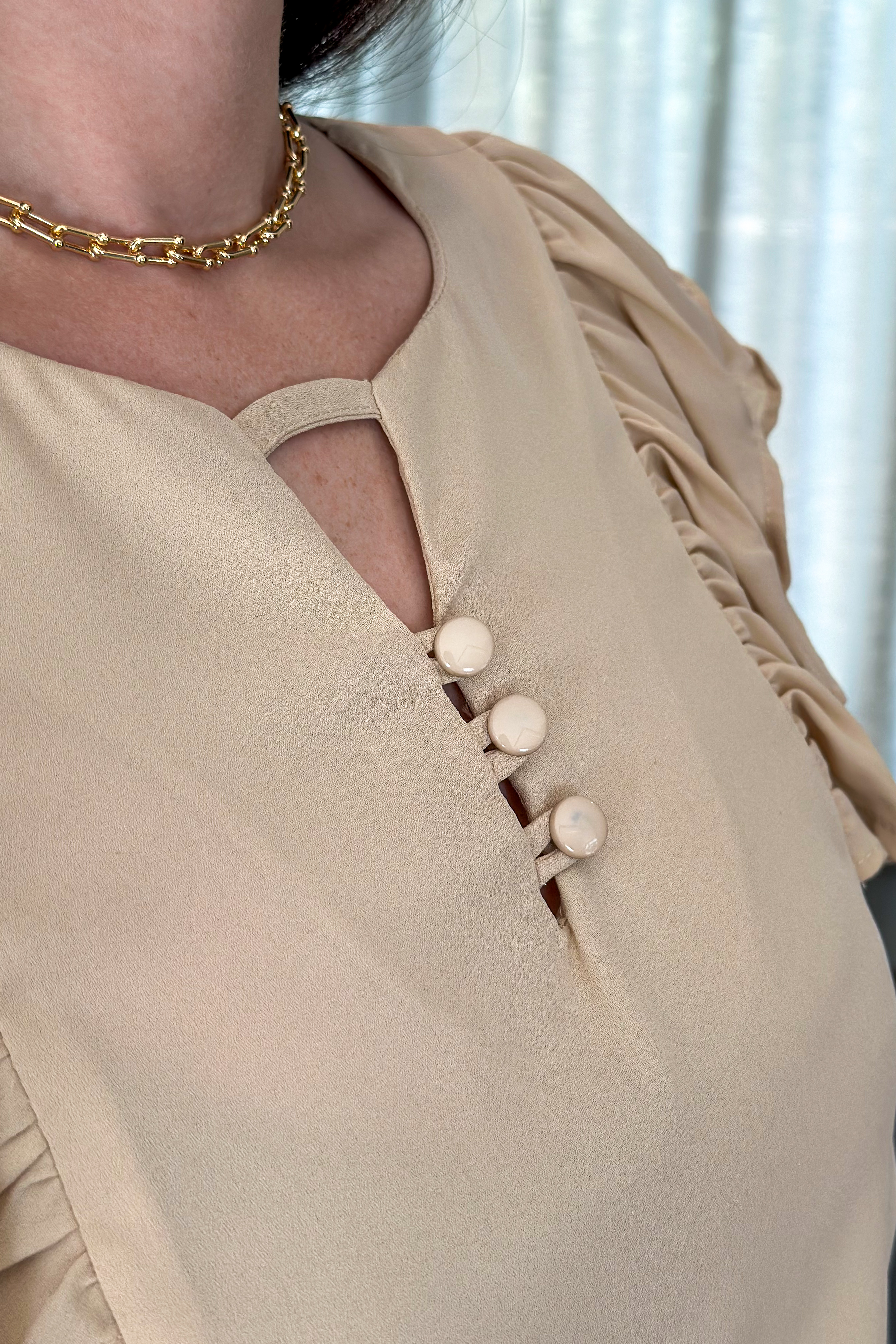 Blusa Decote "V" Babados Manga Ariane Bege