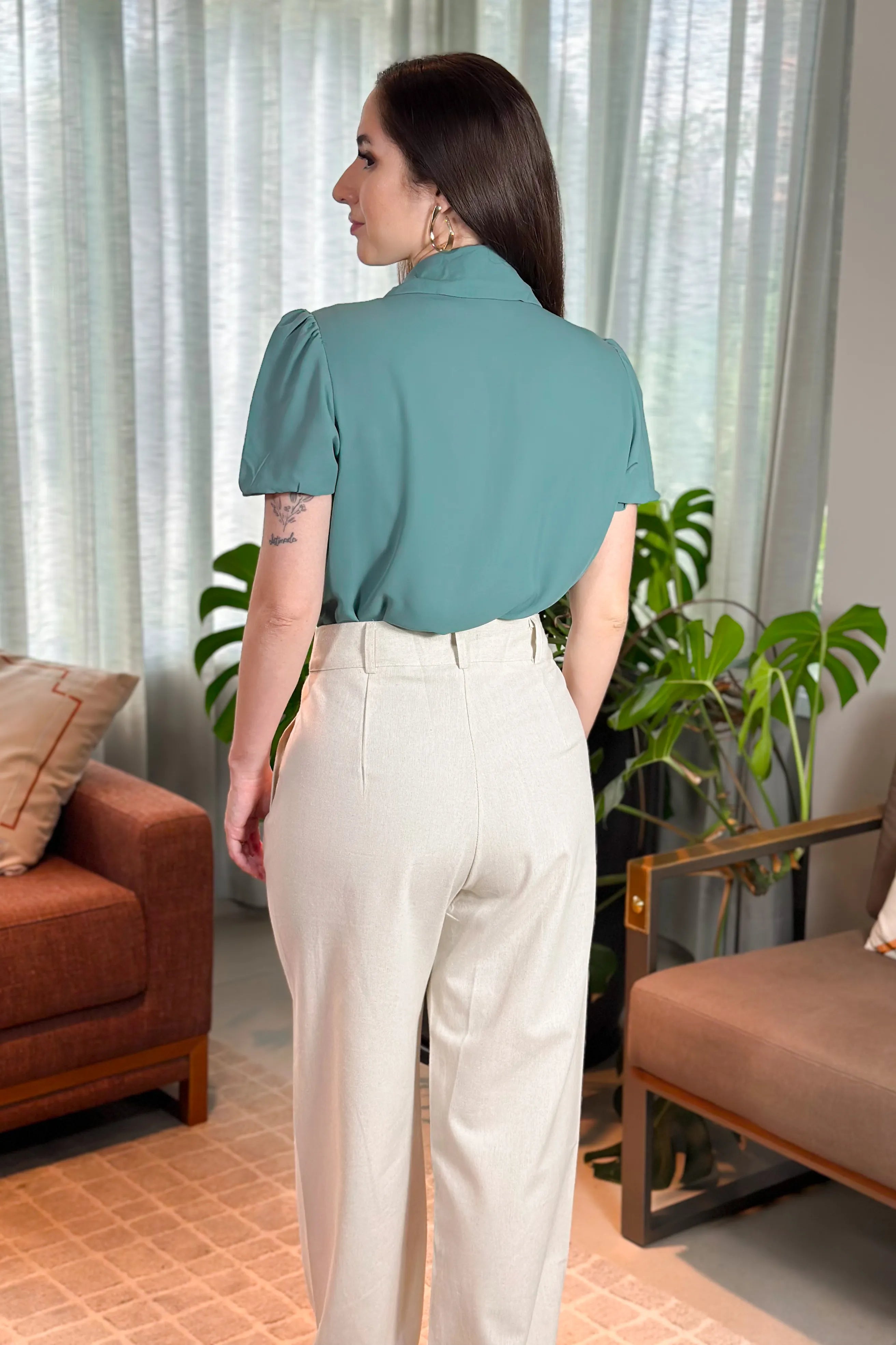 Blusa Manga Curta Crepe Touch Detalhe Pregas Larissa Verde Esmeralda