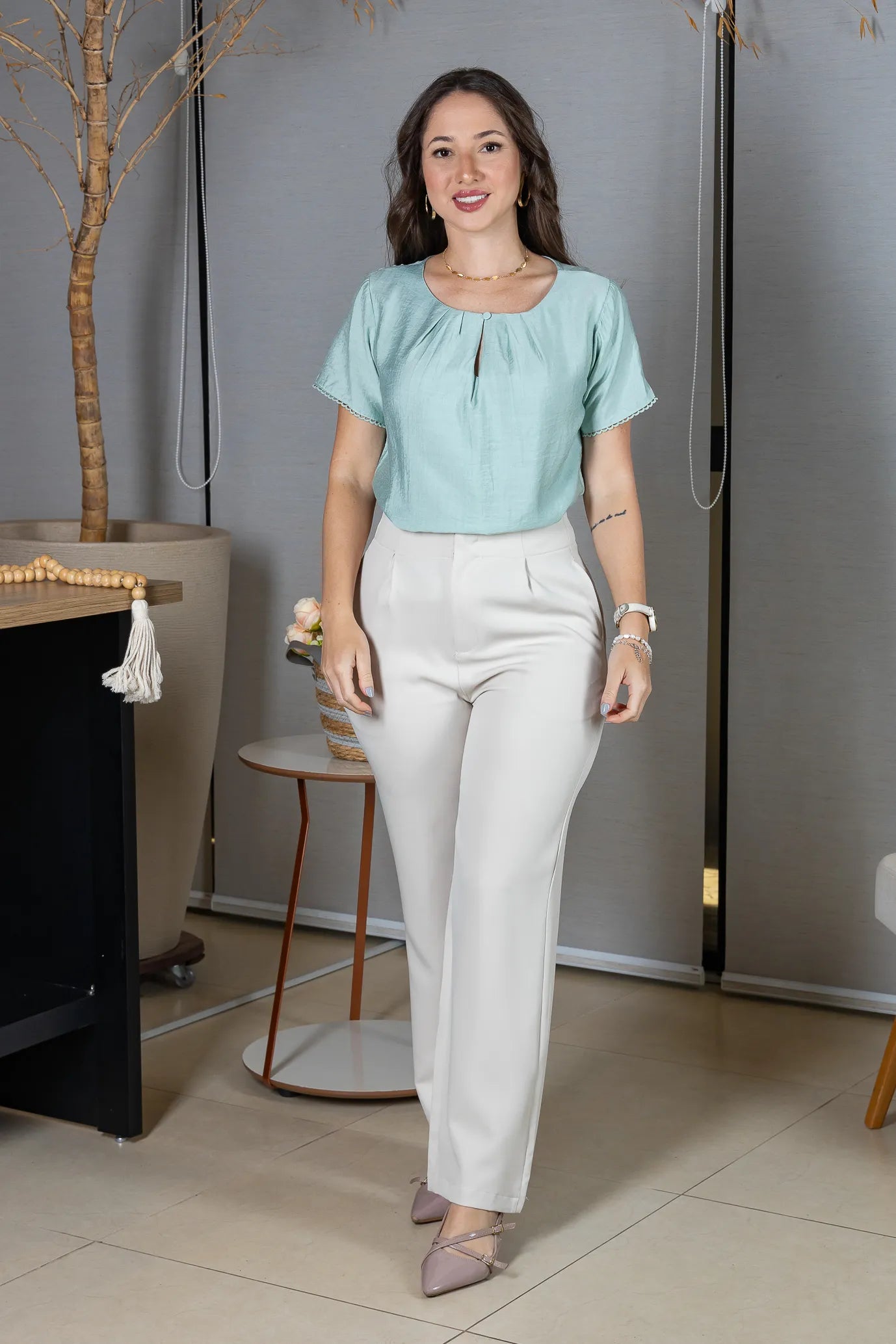 Blusa Manga Curta em Crepe Comfort Decote em Gota e Pregas Mariele Verde