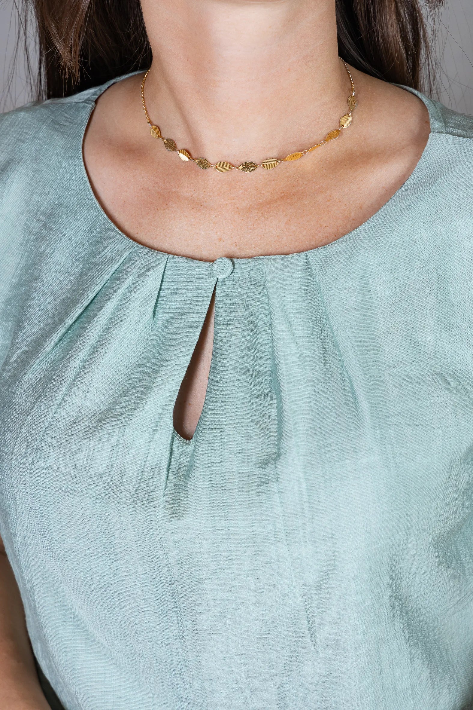 Blusa Manga Curta em Crepe Comfort Decote em Gota e Pregas Mariele Verde