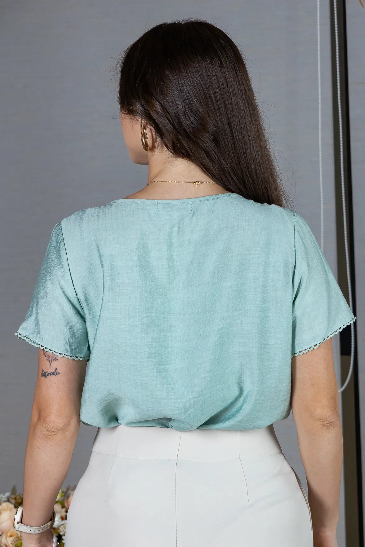 Blusa Manga Curta em Crepe Comfort Decote em Gota e Pregas Mariele Verde