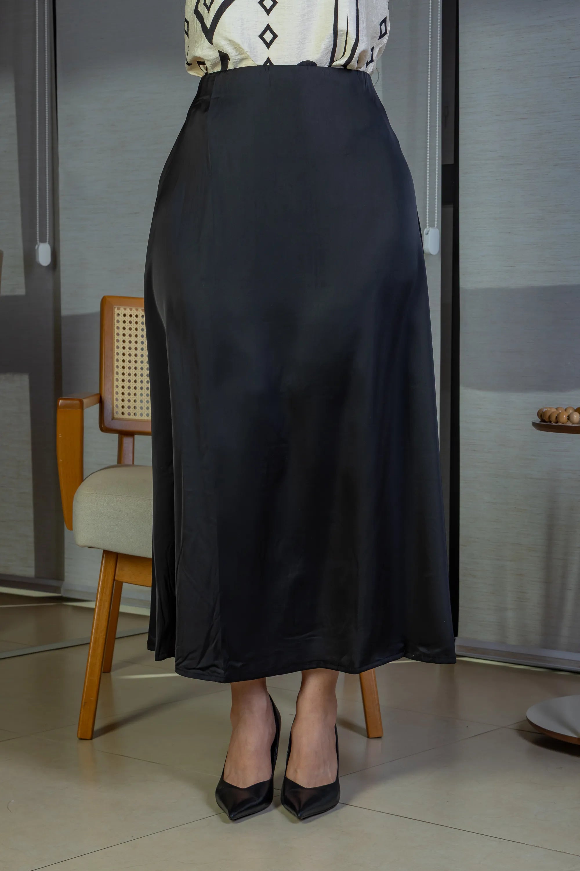 Saia Midi Lisa Sat Mix Magda Preta