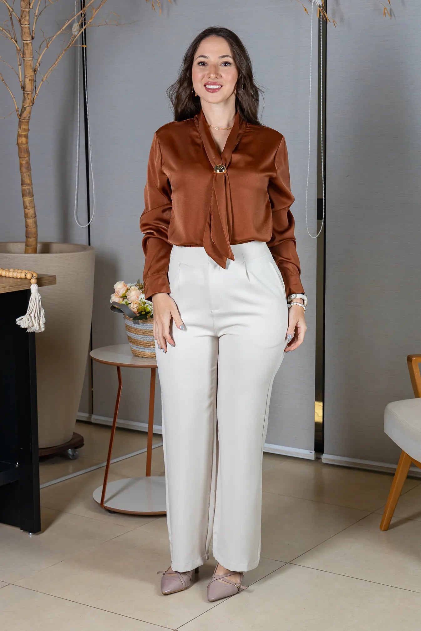 Blusa Manga Longa em Poli Silk com Broche Dourado Lara Marrom