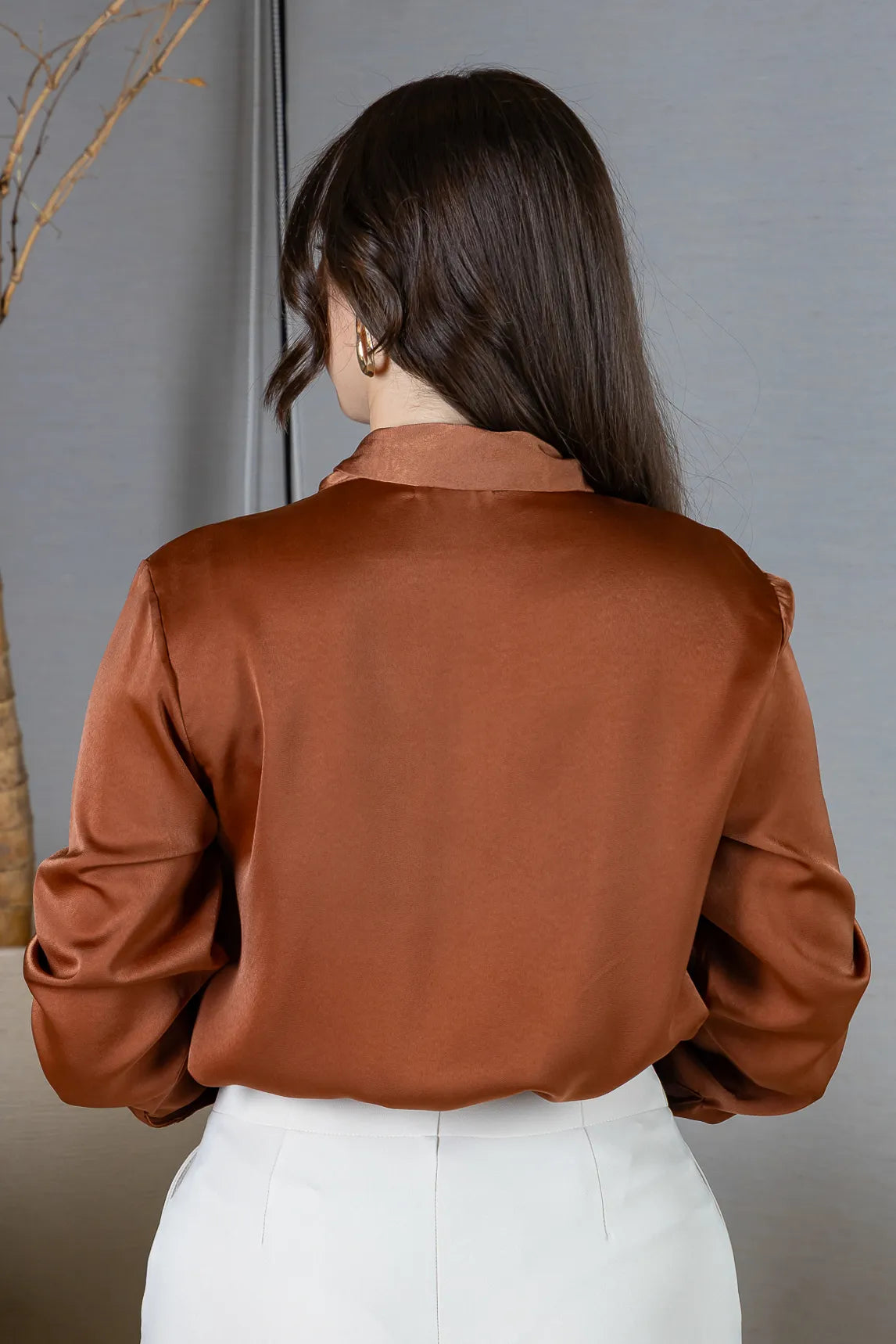 Blusa Manga Longa em Poli Silk com Broche Dourado Lara Marrom
