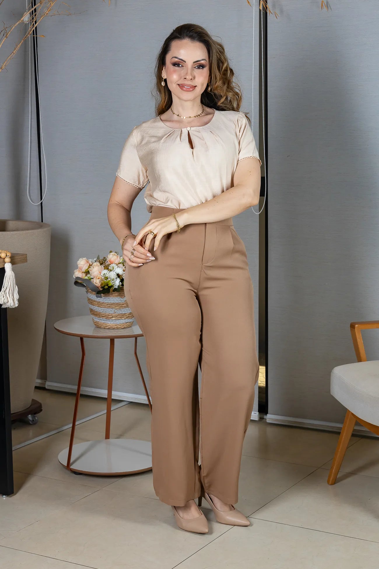 Blusa Manga Curta em Crepe Comfort Decote em Gota e Pregas Mariele Bege