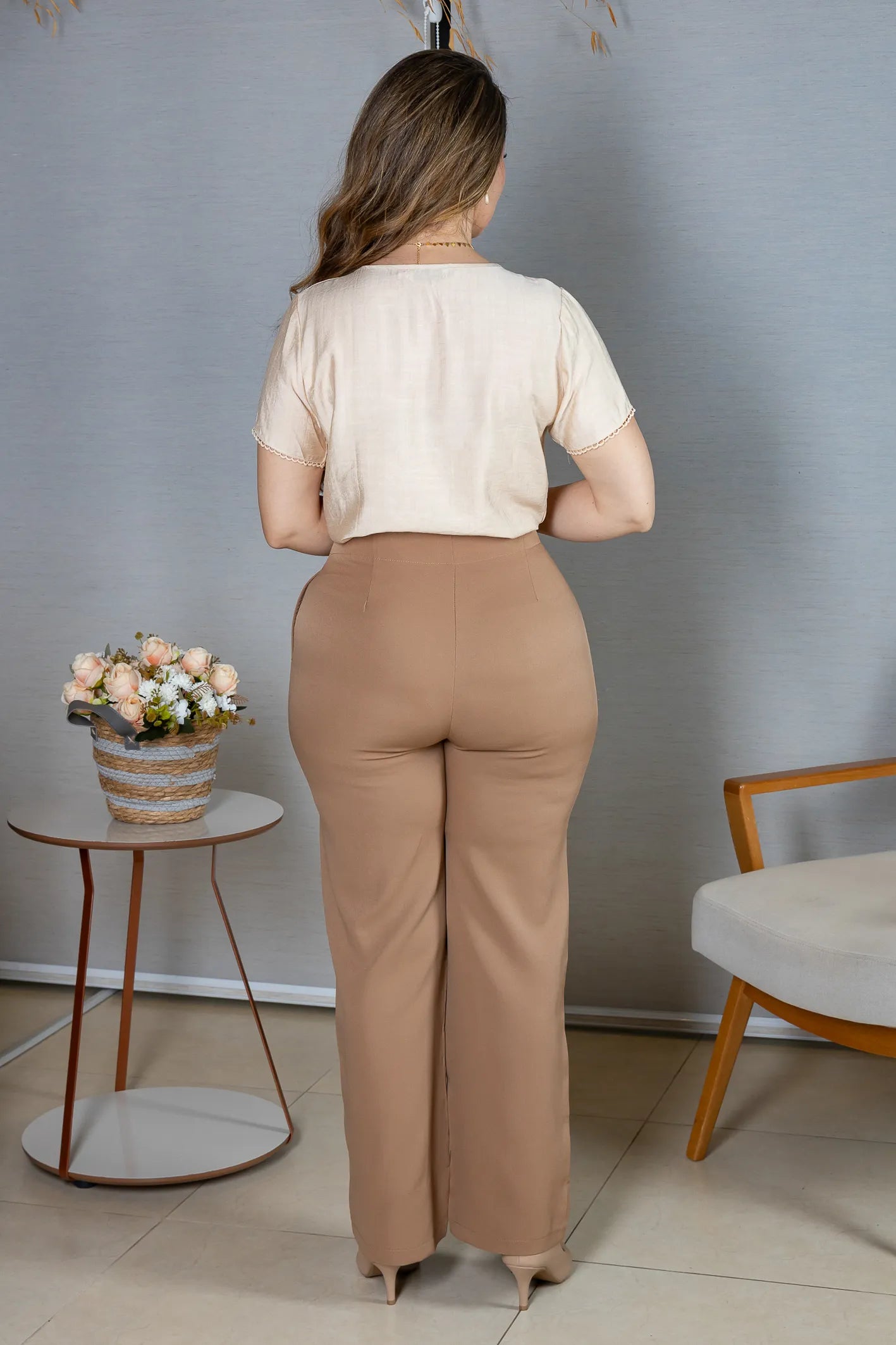 Blusa Manga Curta em Crepe Comfort Decote em Gota e Pregas Mariele Bege