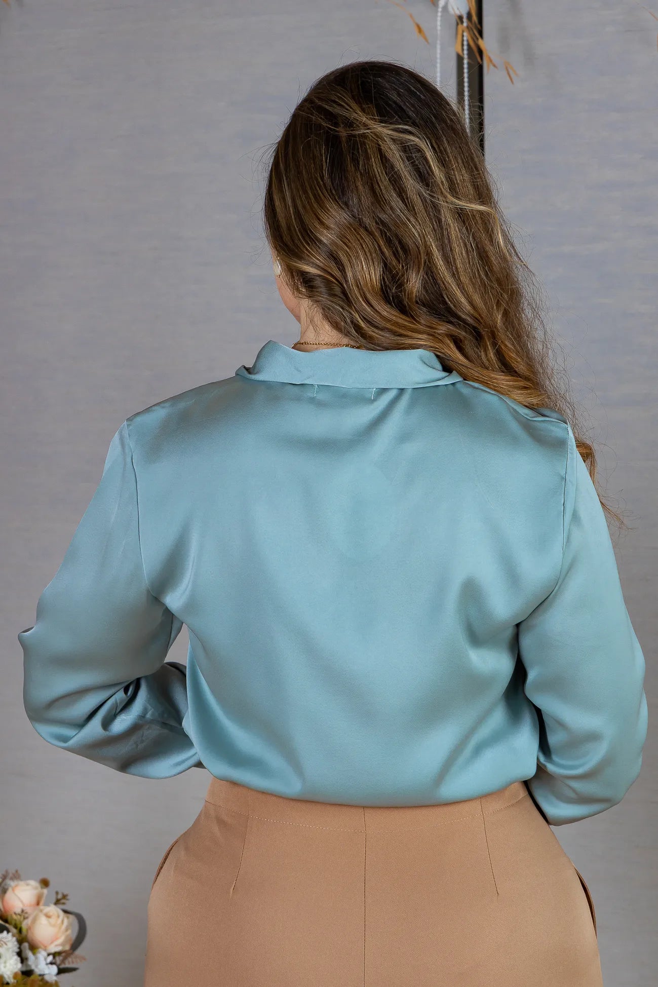 Blusa Manga Longa em Poli Silk com Broche Dourado Lara Verde Turquesa