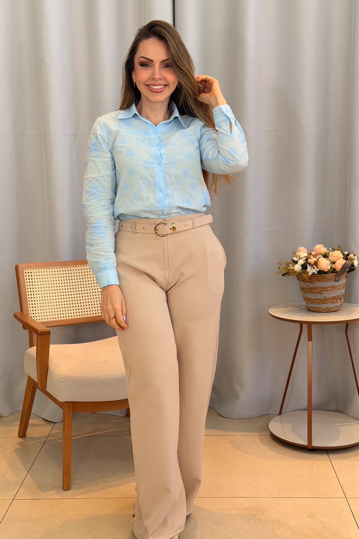 Conjunto: Camisa Manga Longa em Laise Serena Azul + Calça Pantalona em Alfaiataria com Cinto Encapado Cinthia Creme