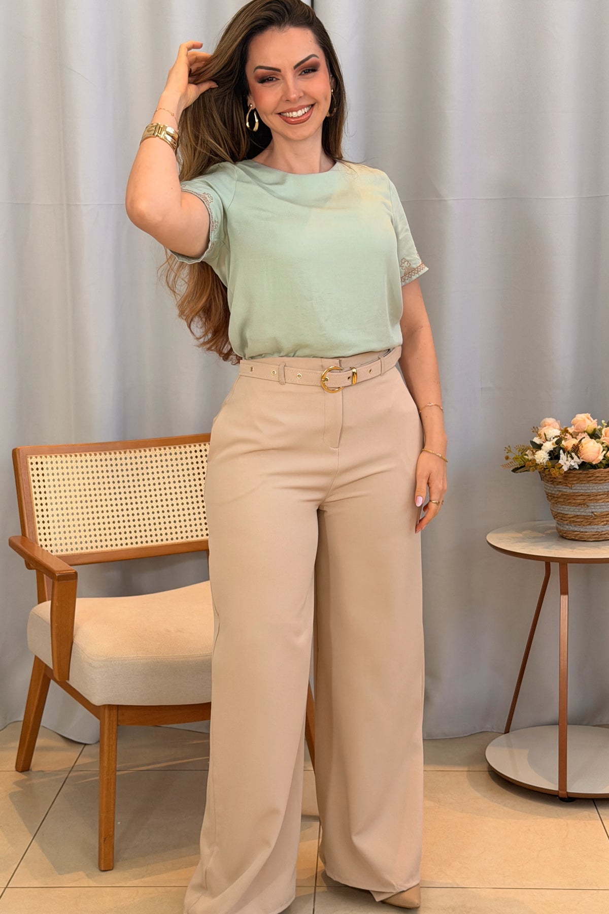 Conjunto: Blusa Manga Curta em Visco Mix com Detalhes Bordados Graziela Verde + Calça Pantalona em Alfaiataria com Cinto Encapado Cinthia Creme
