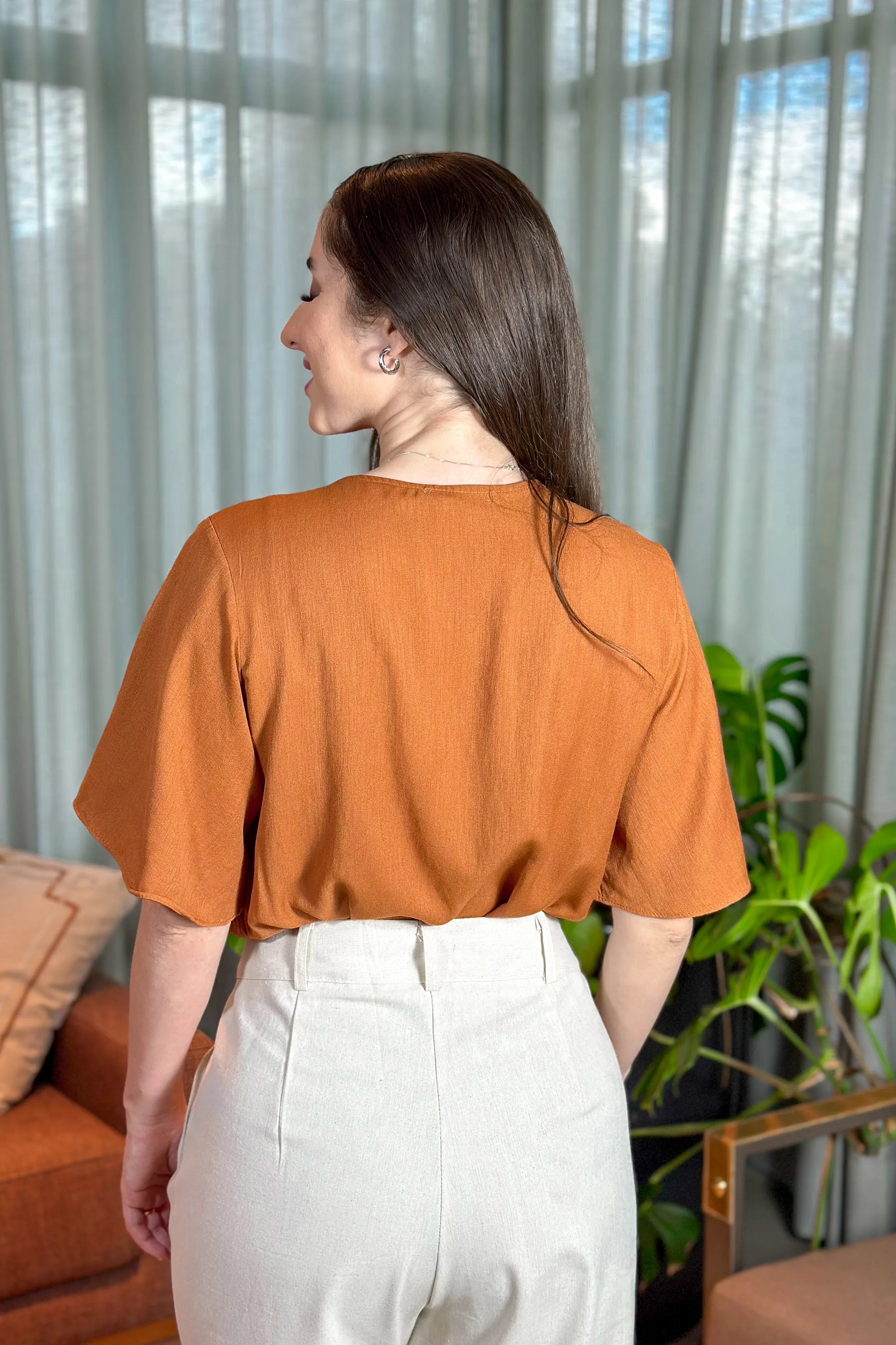 Blusa Em Visco Soft Recorte Frontal Detalhe Botões Josy Marrom