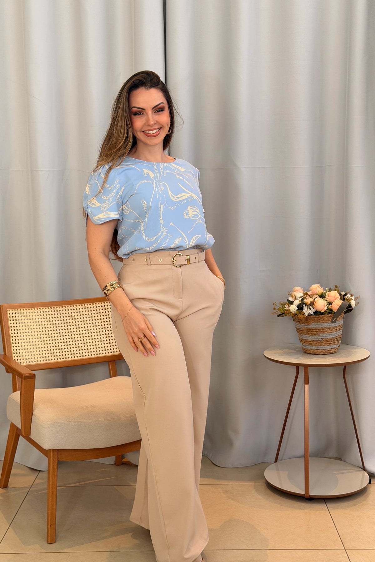 Conjunto: Blusa Jade Estampada Azul + Calça Pantalona em Alfaiataria com Cinto Encapado Cinthia Creme