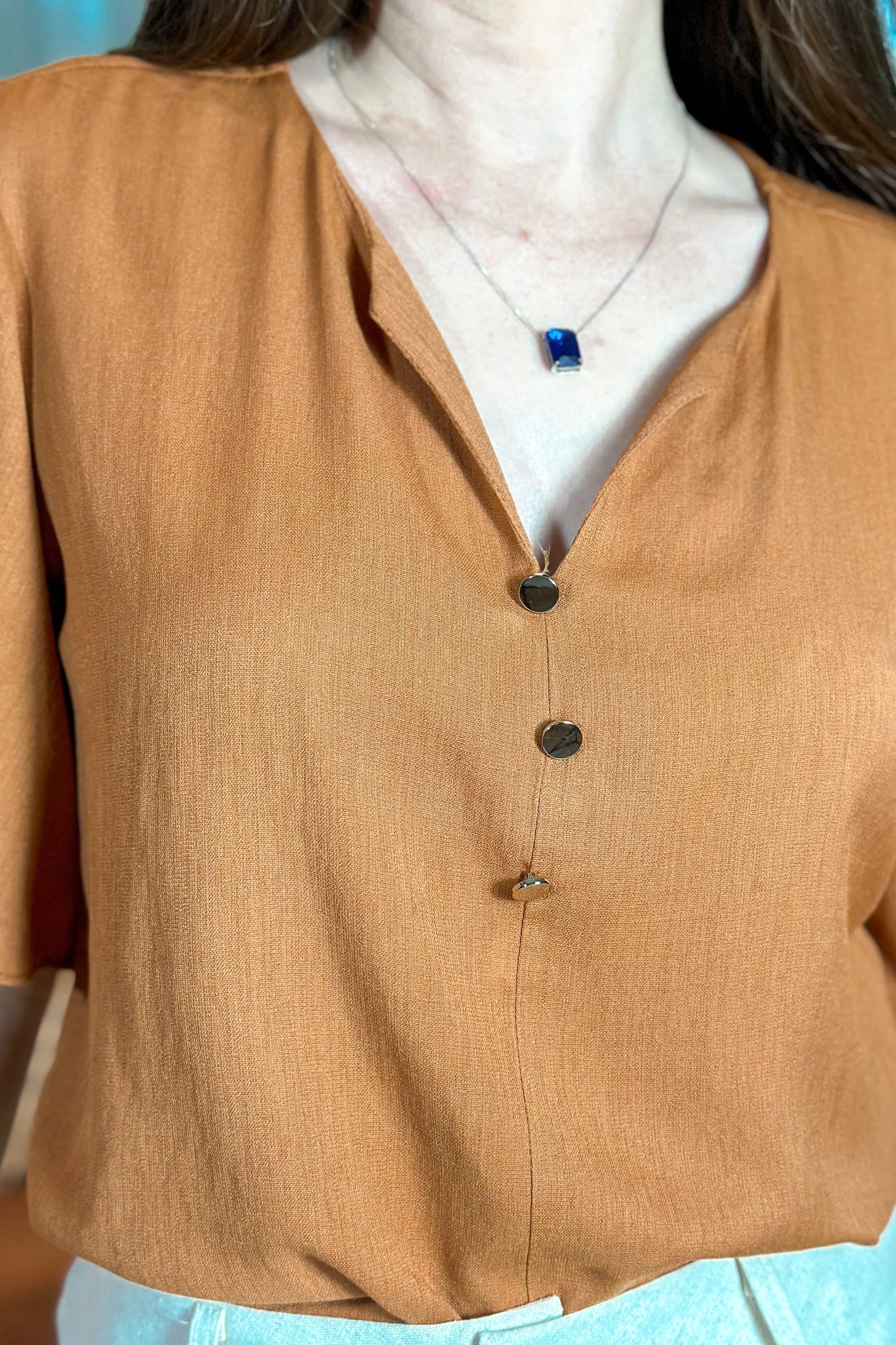 Blusa Em Visco Soft Recorte Frontal Detalhe Botões Josy Marrom