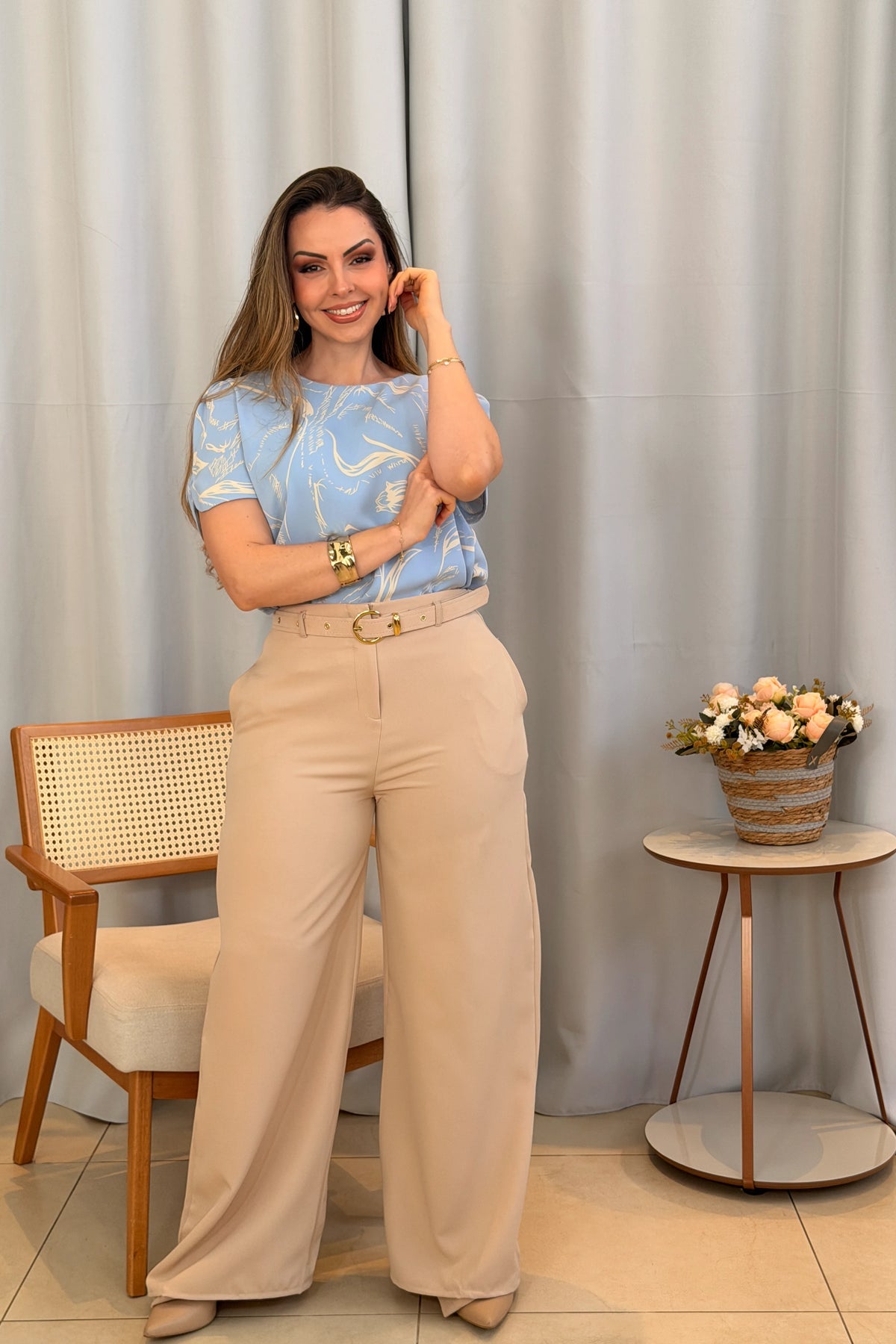 Conjunto: Blusa Jade Estampada Azul + Calça Pantalona em Alfaiataria com Cinto Encapado Cinthia Creme