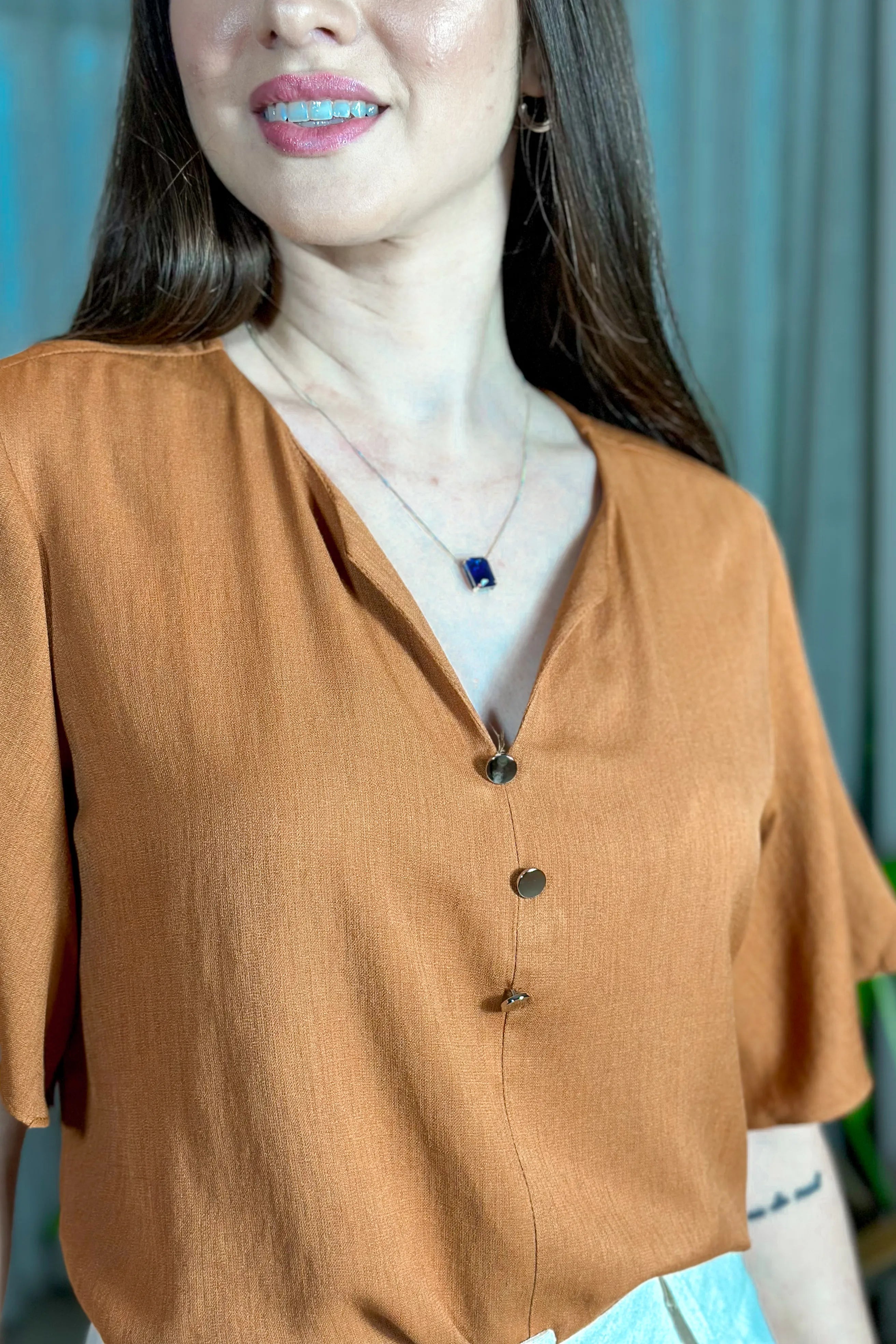 Blusa Em Visco Soft Recorte Frontal Detalhe Botões Josy Marrom