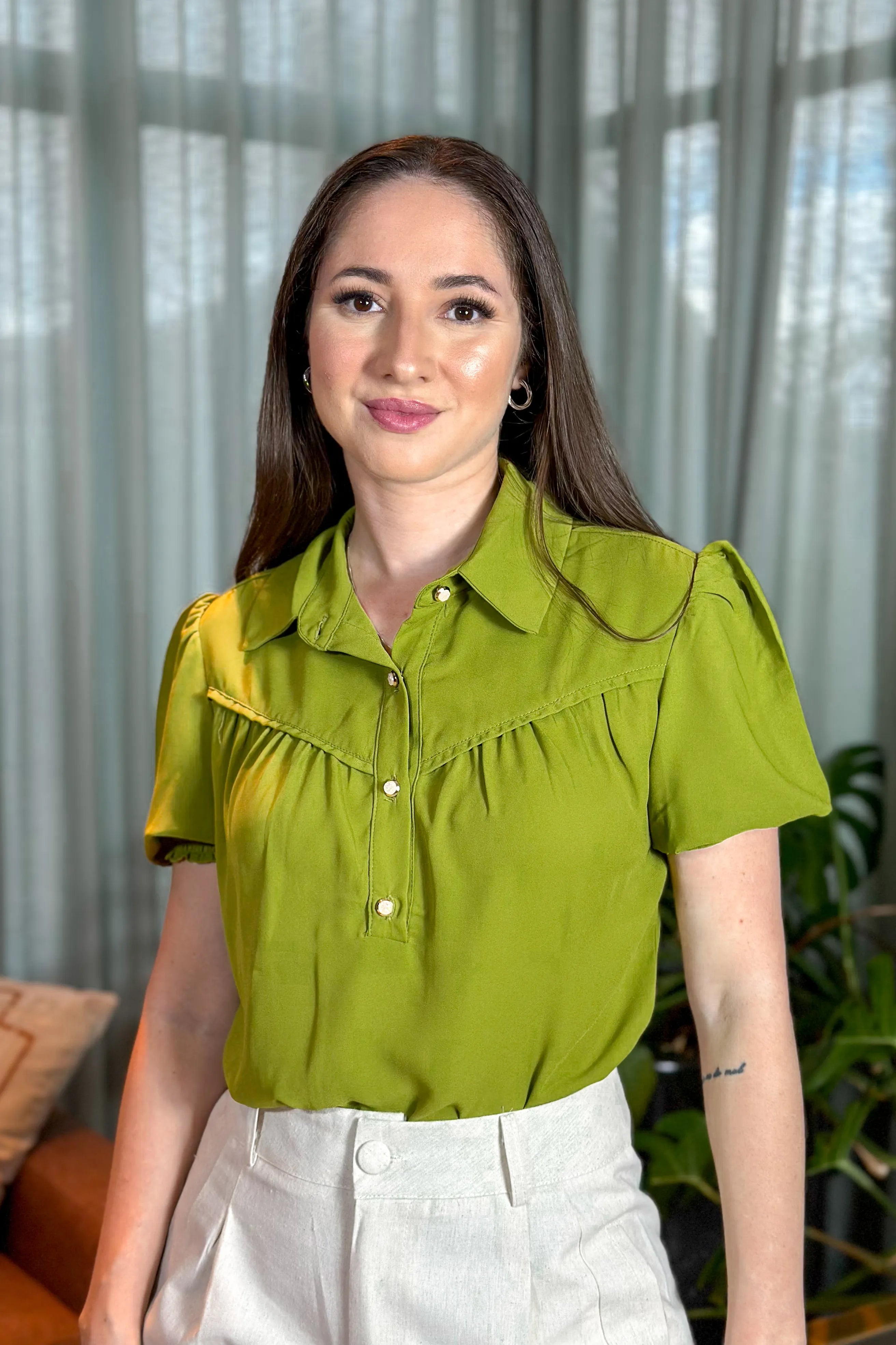 Blusa Manga Curta Crepe Touch Detalhe Pregas Larissa Verde