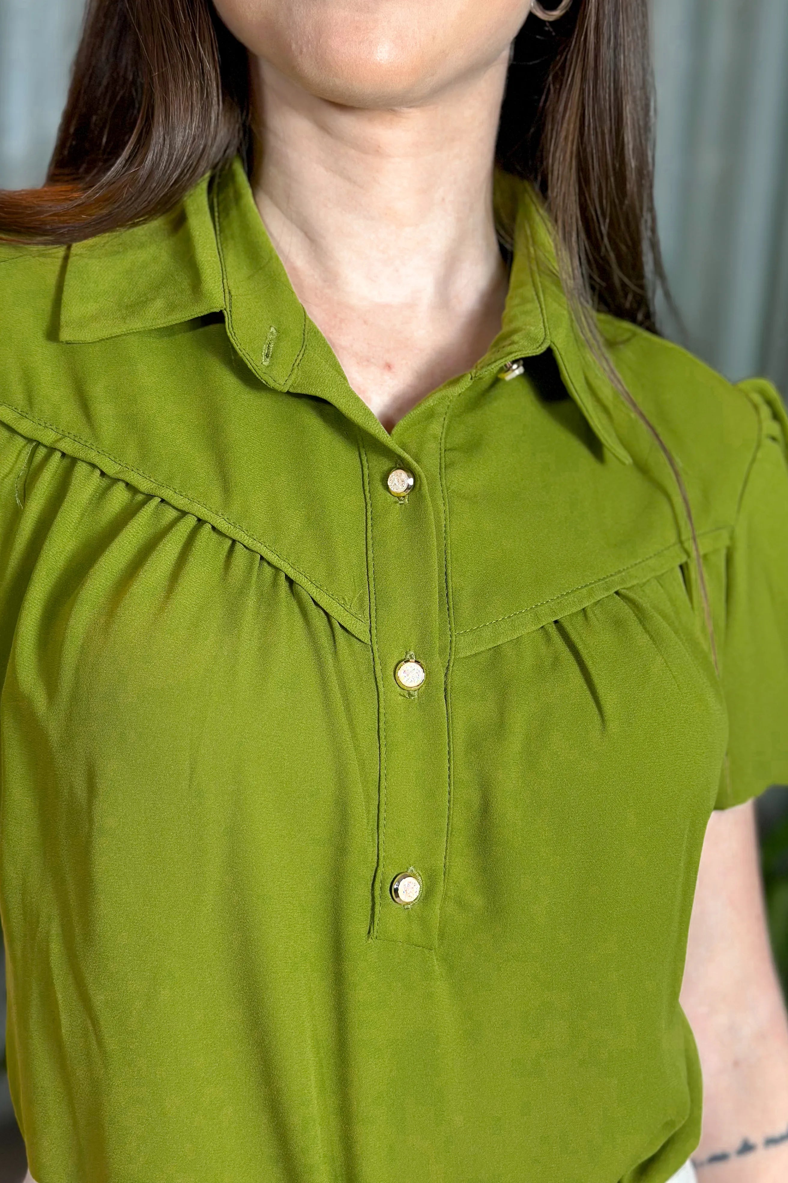 Blusa Manga Curta Crepe Touch Detalhe Pregas Larissa Verde