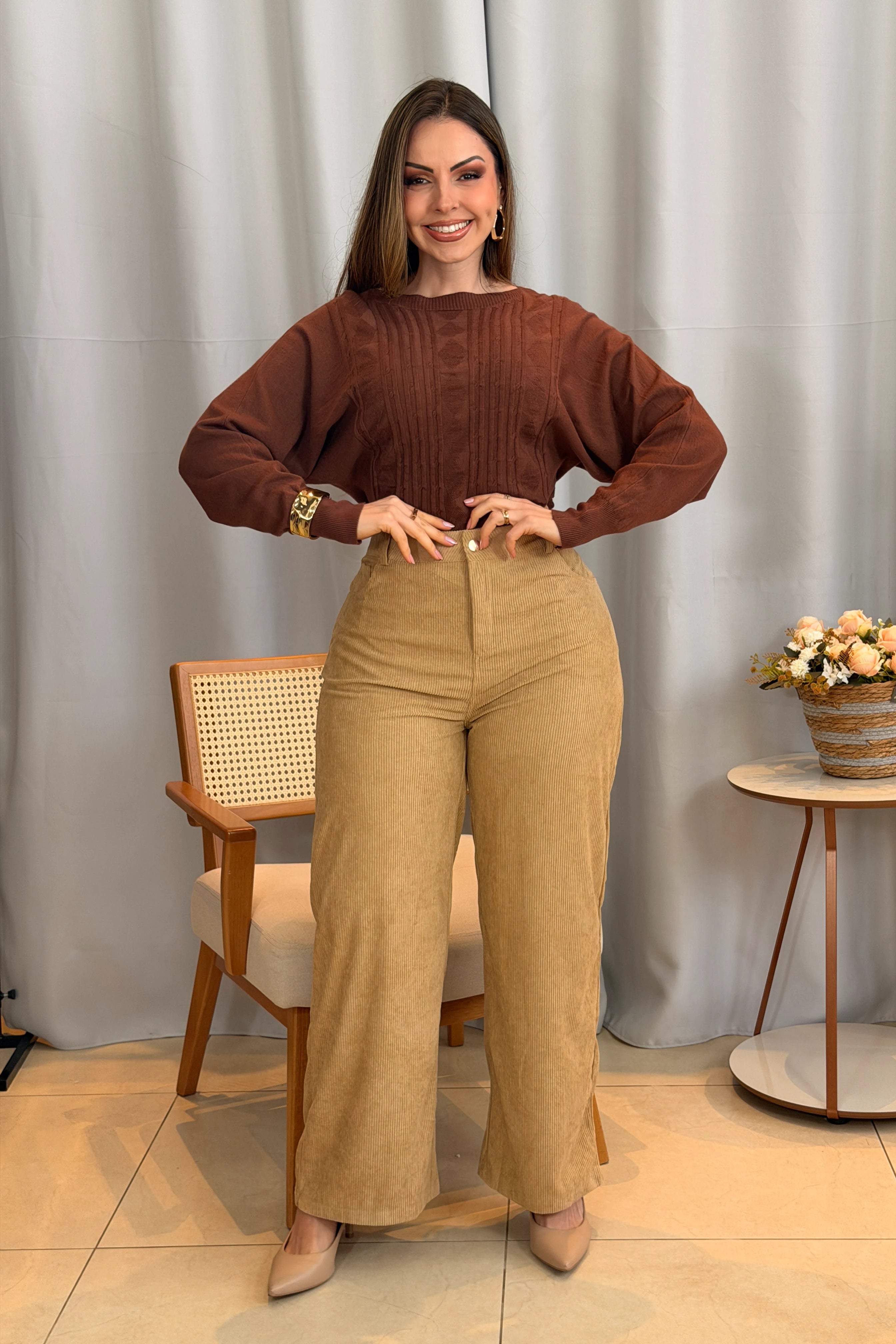 Conjunto: Tricot Manga Longa Ampla em Modal Jessica Marrom + Calça Corte Reto em Cotelê Detalhe Botão Dourado Mia Creme