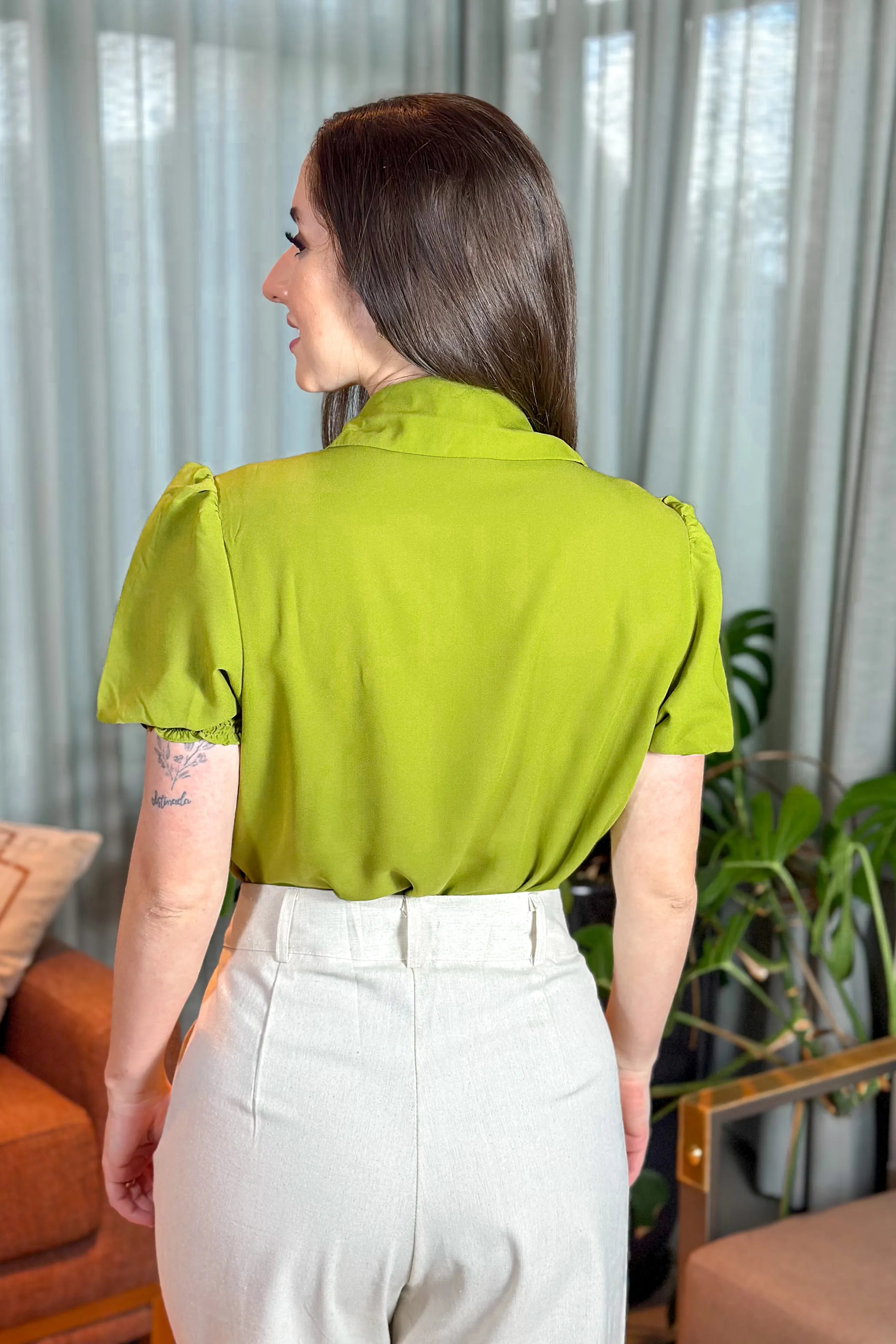 Blusa Manga Curta Crepe Touch Detalhe Pregas Larissa Verde