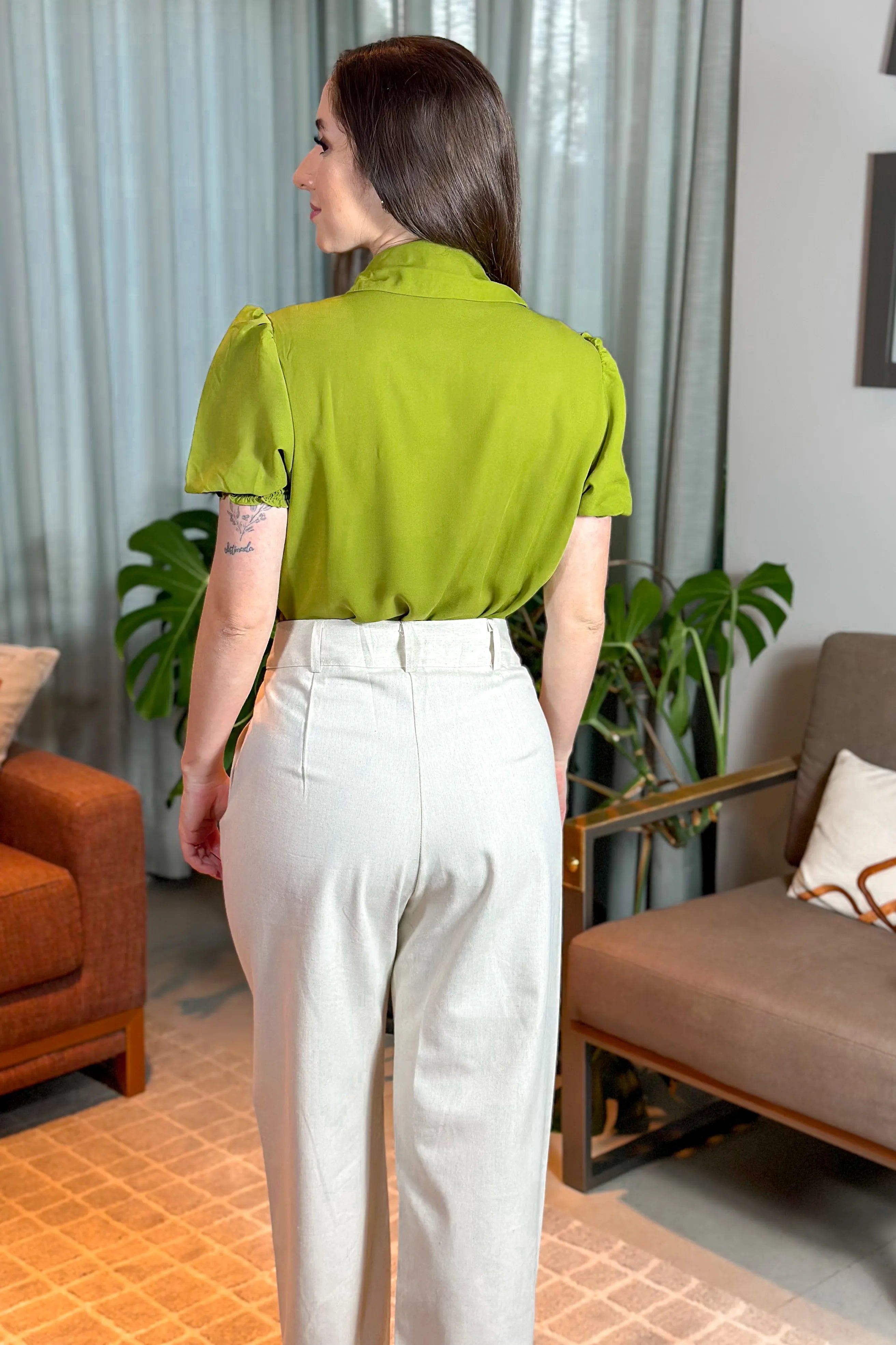 Blusa Manga Curta Crepe Touch Detalhe Pregas Larissa Verde