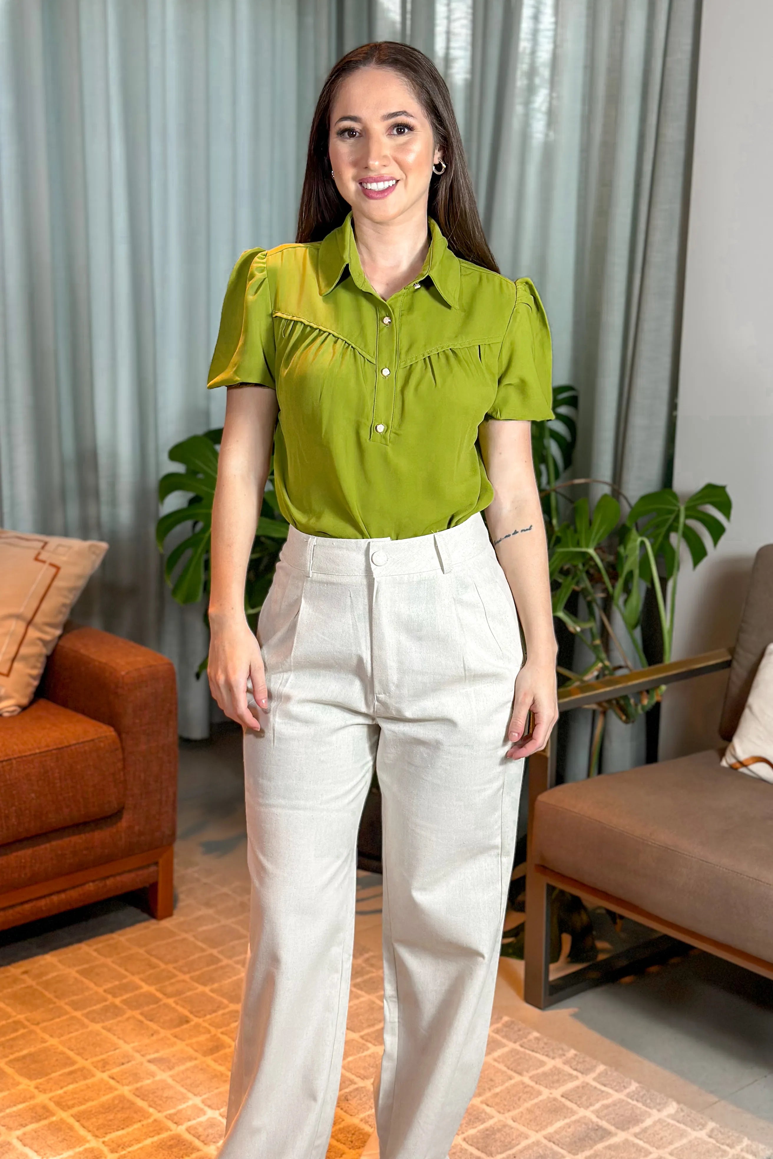Blusa Manga Curta Crepe Touch Detalhe Pregas Larissa Verde