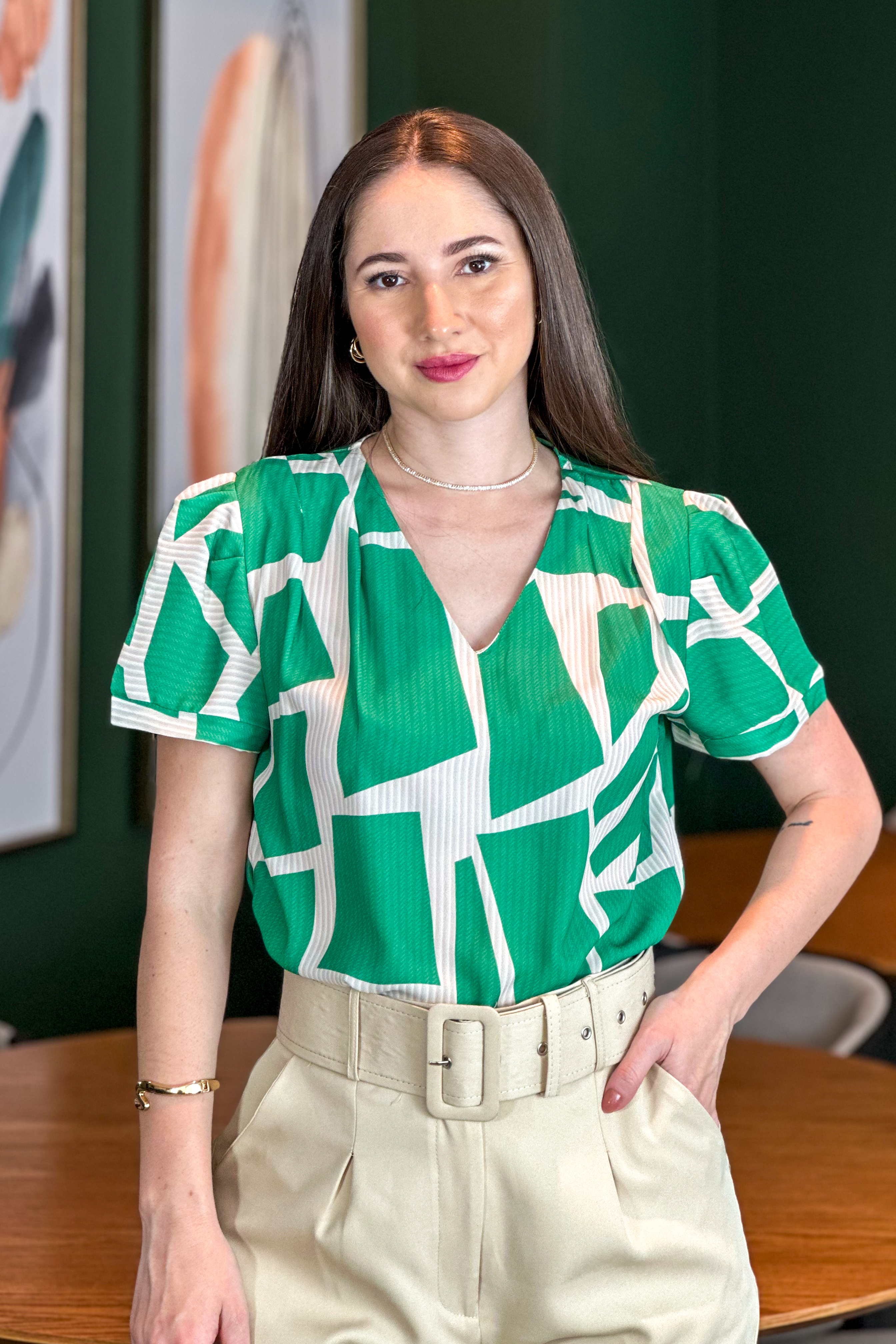 Blusa Manga Curta Decote "V" Paloma Geométrica Verde