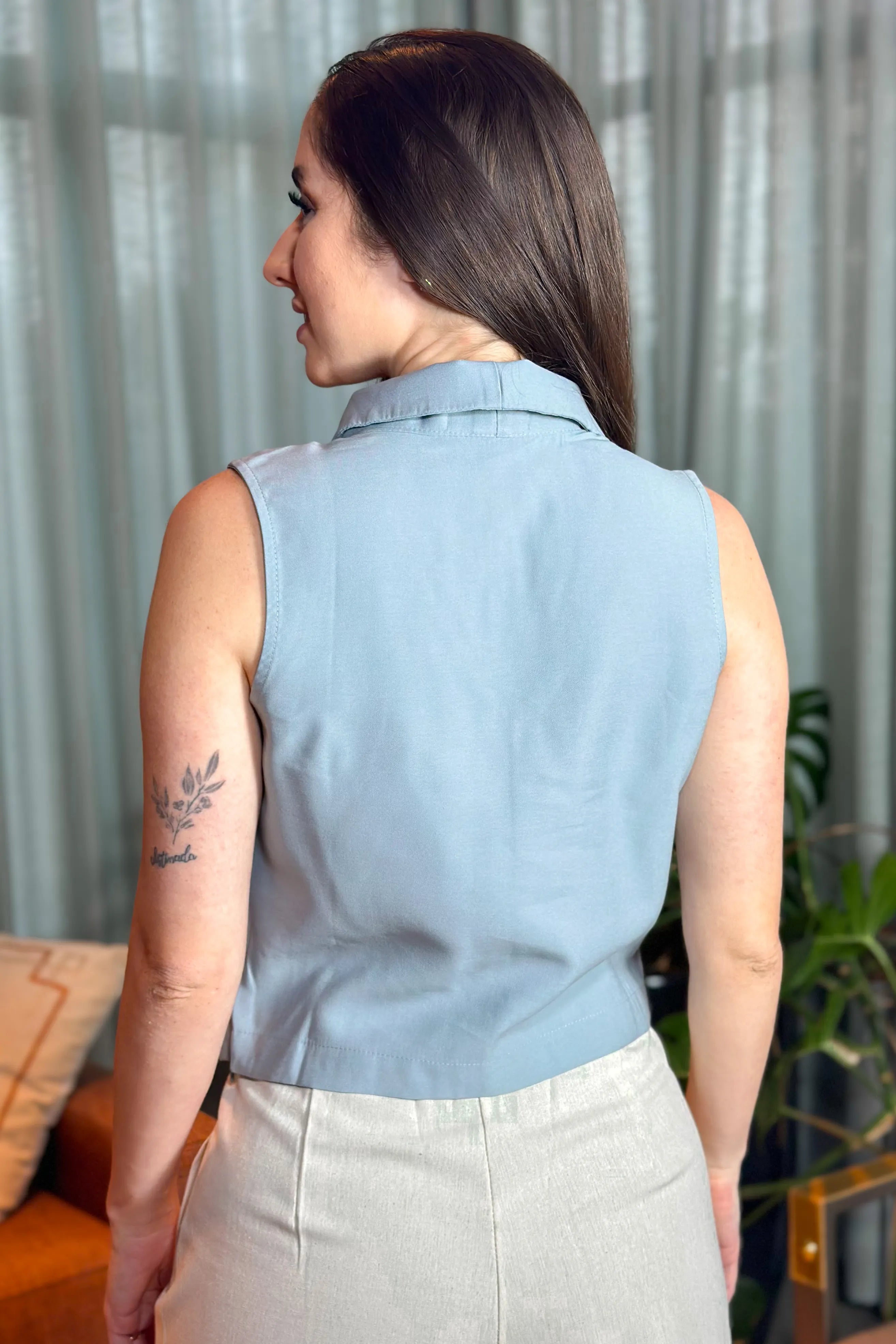 Blusa Regata Visco Touch Decote "V" Detalhe Cinto Fake Laura Cinza