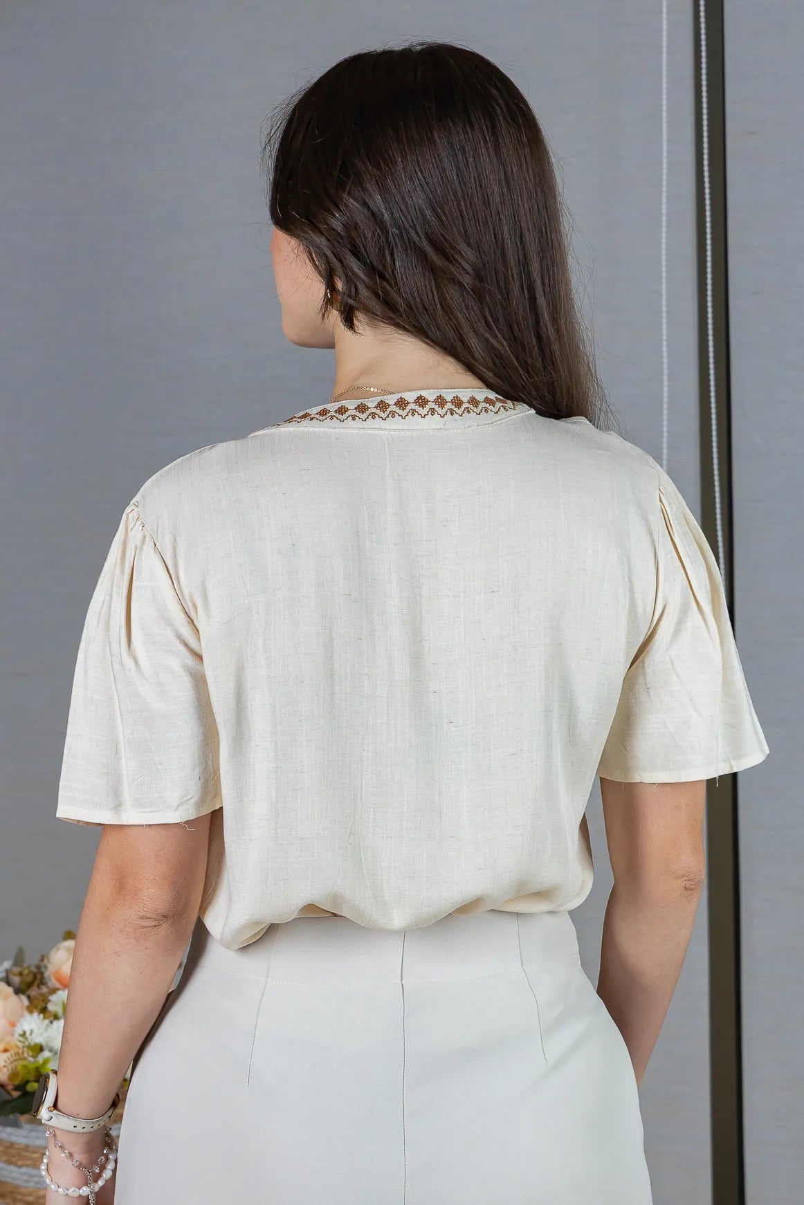 Blusa Manga Curta Detalhe Decote "V" Bordada Algodão Linho Antonella Creme