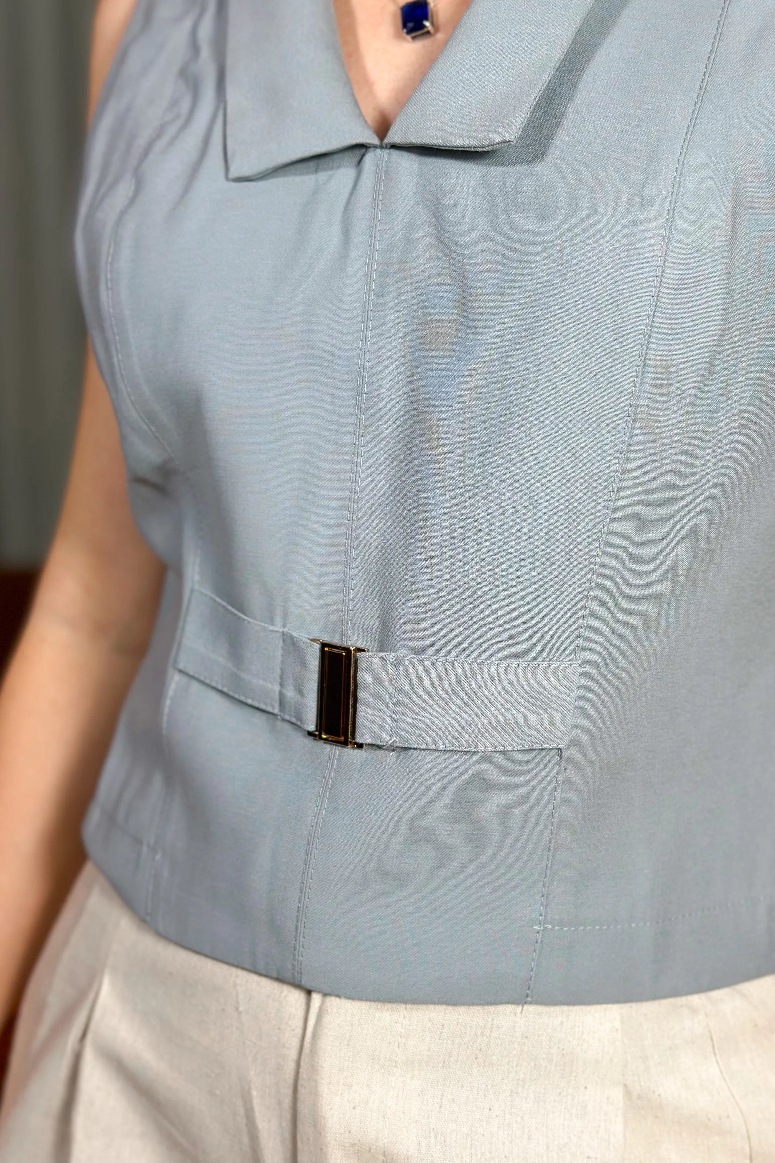 Blusa Regata Visco Touch Decote "V" Detalhe Cinto Fake Laura Cinza
