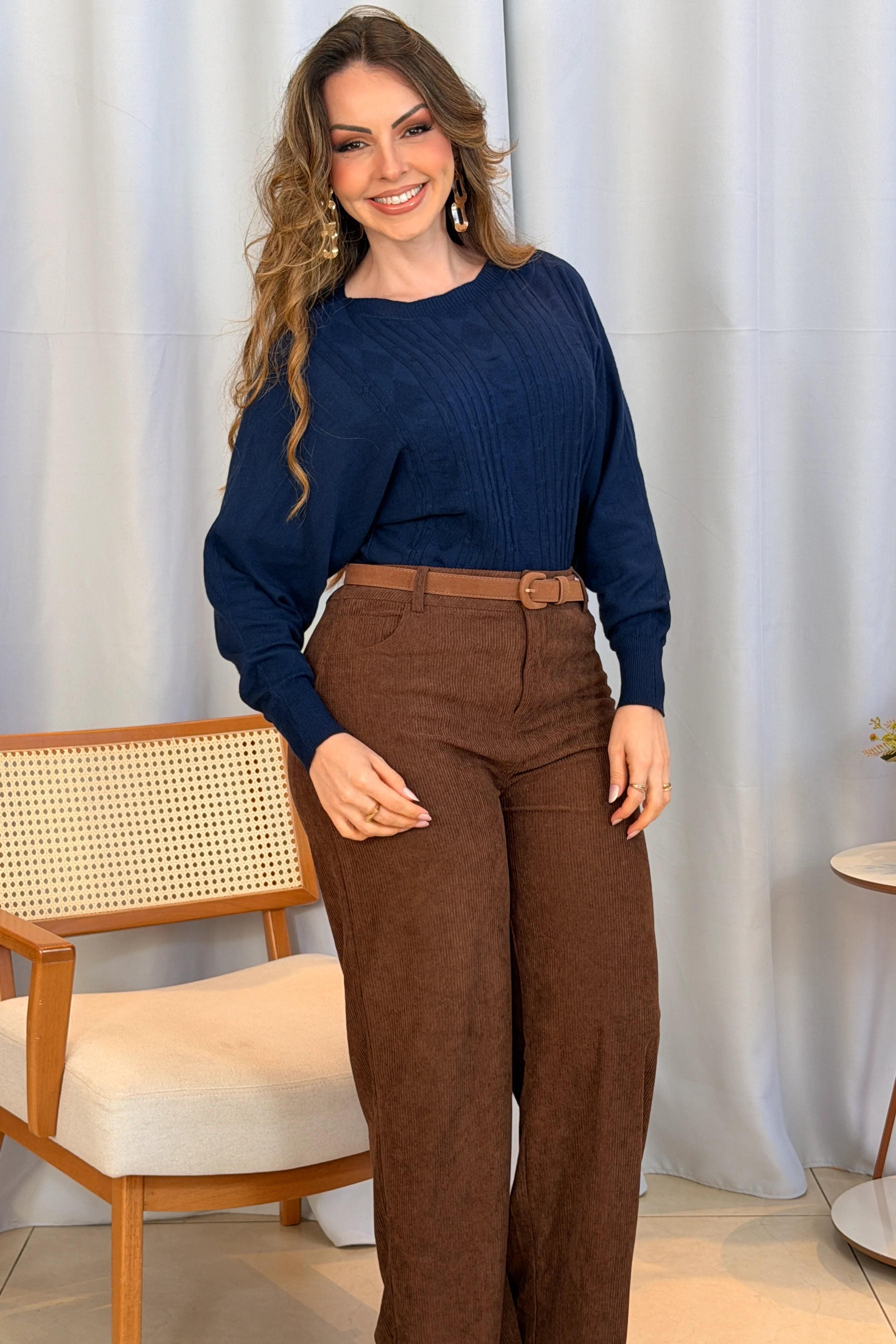 Conjunto: Tricot Manga Longa Ampla em Modal Jessica Azul Marinho + Calça Corte Reto em Cotelê Detalhe Botão Dourado Mia Marrom Escuro