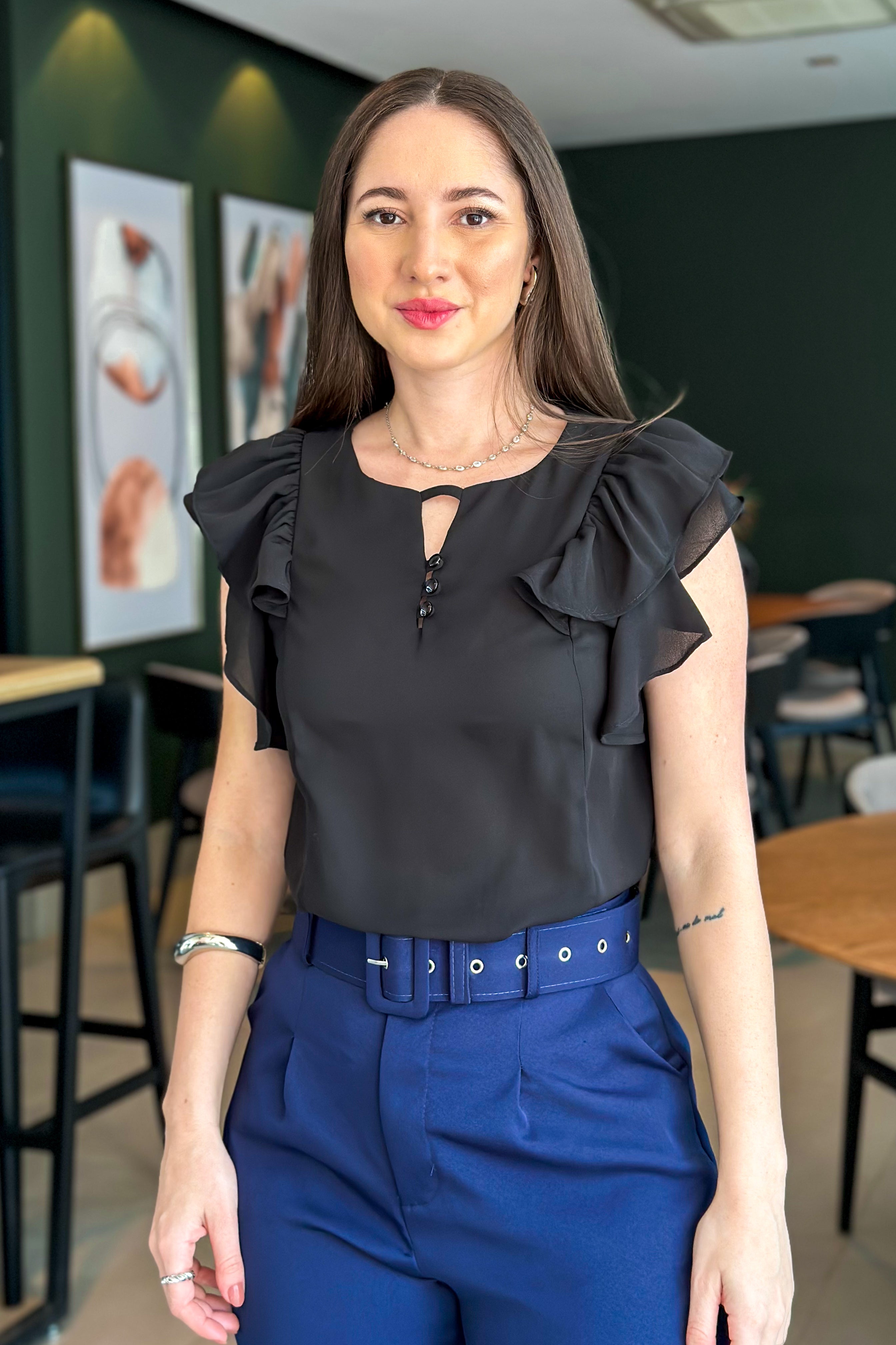 Blusa Decote "V" Babados Manga Ariane Preta