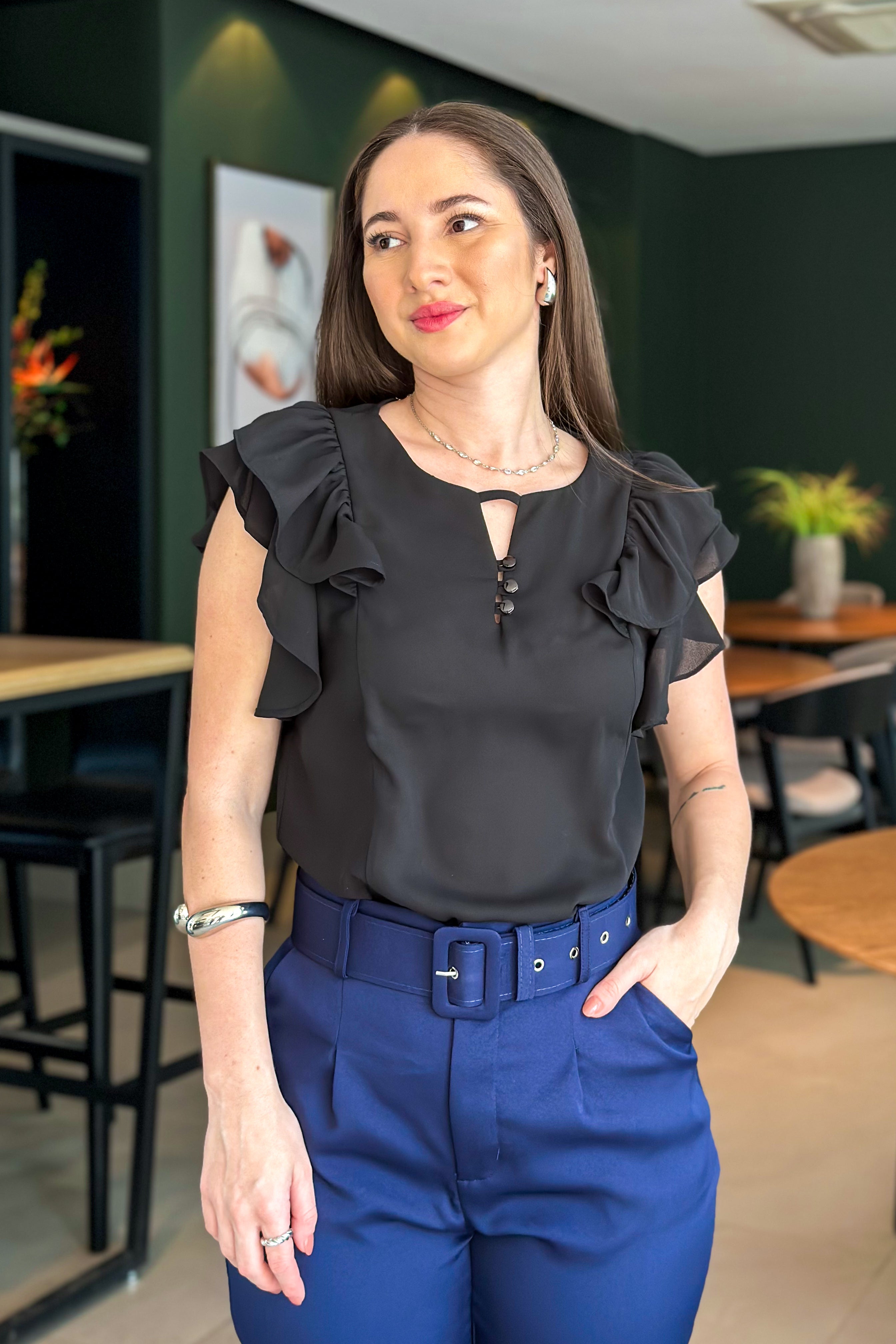 Blusa Decote "V" Babados Manga Ariane Preta