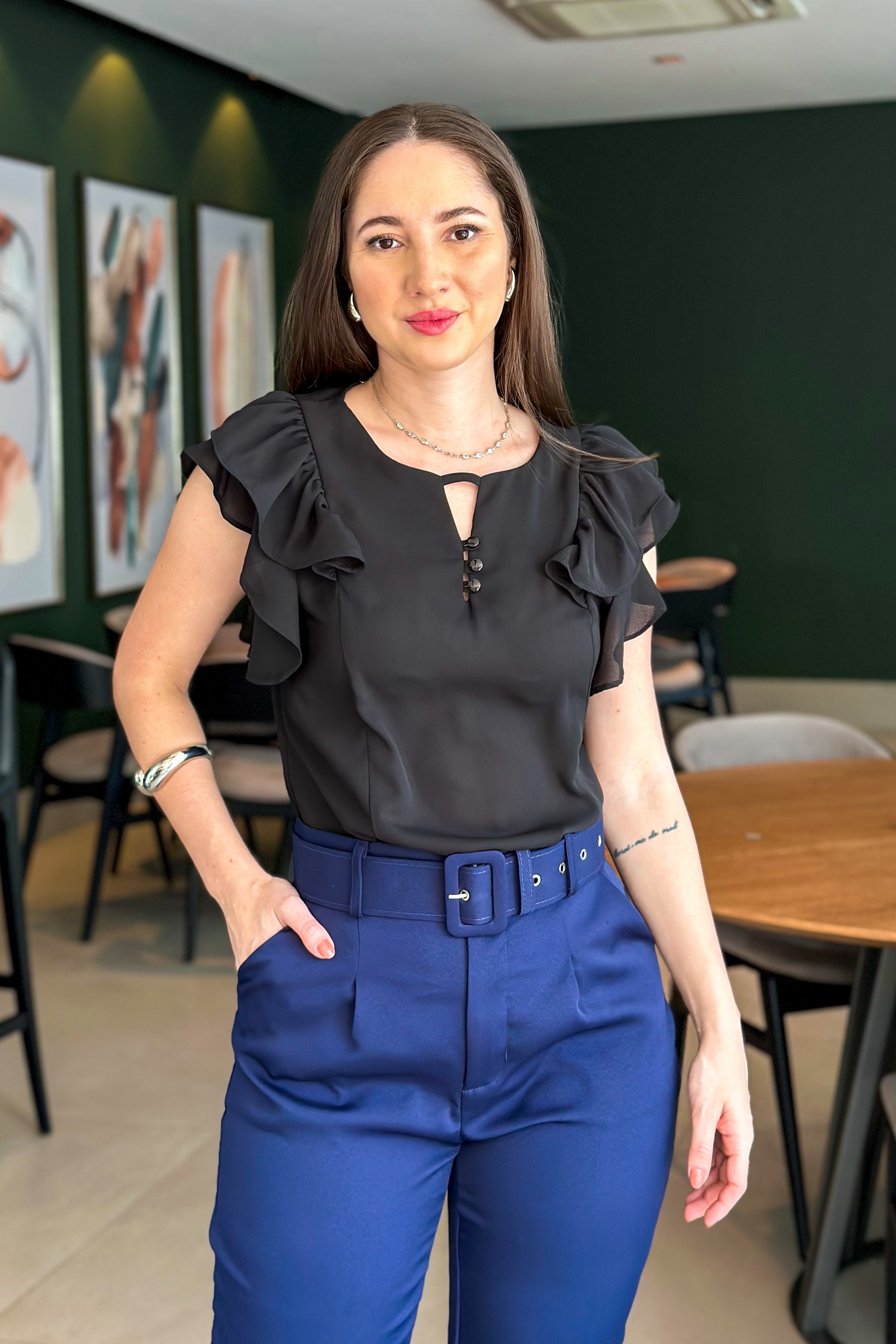 Blusa Decote "V" Babados Manga Ariane Preta