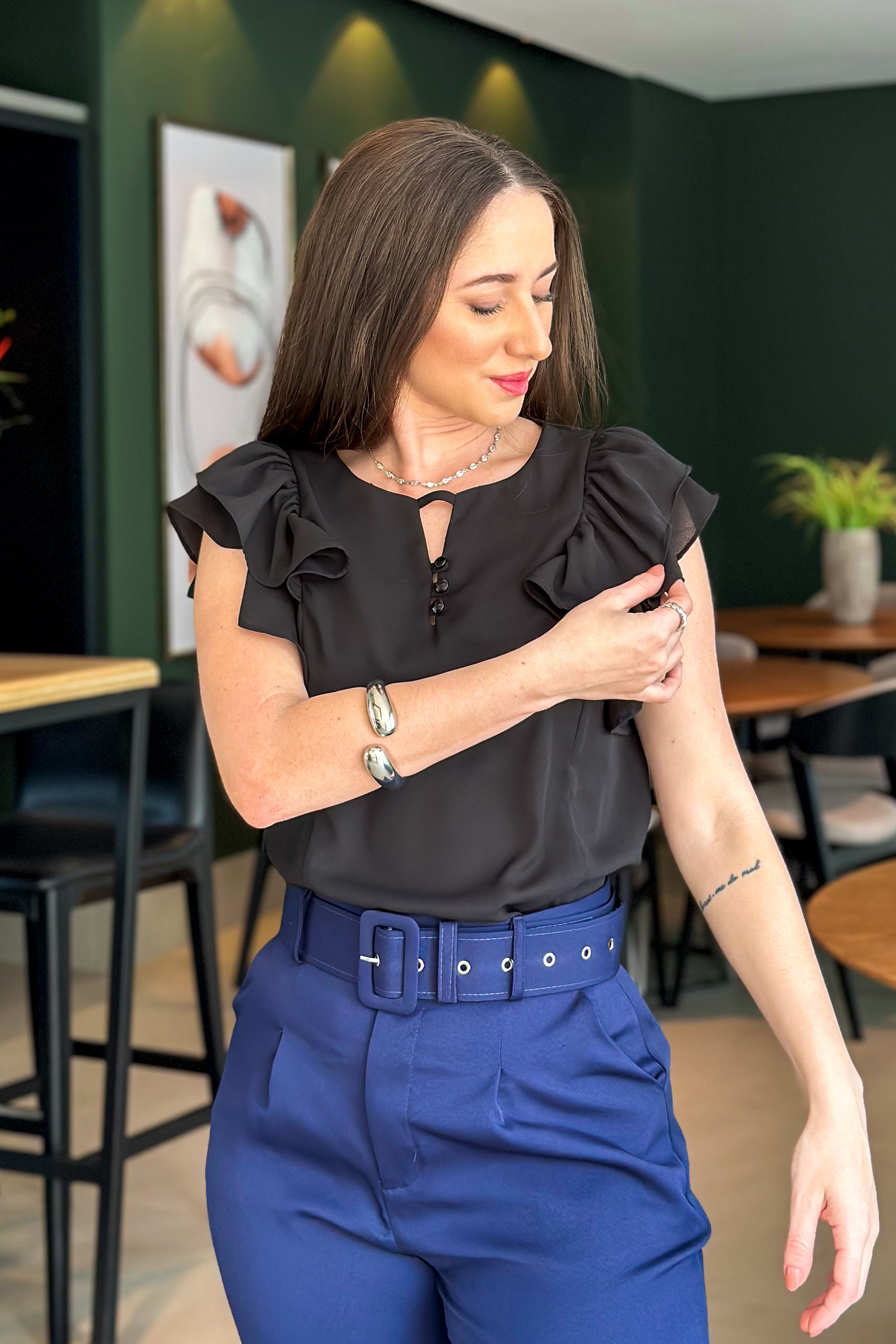 Blusa Decote "V" Babados Manga Ariane Preta