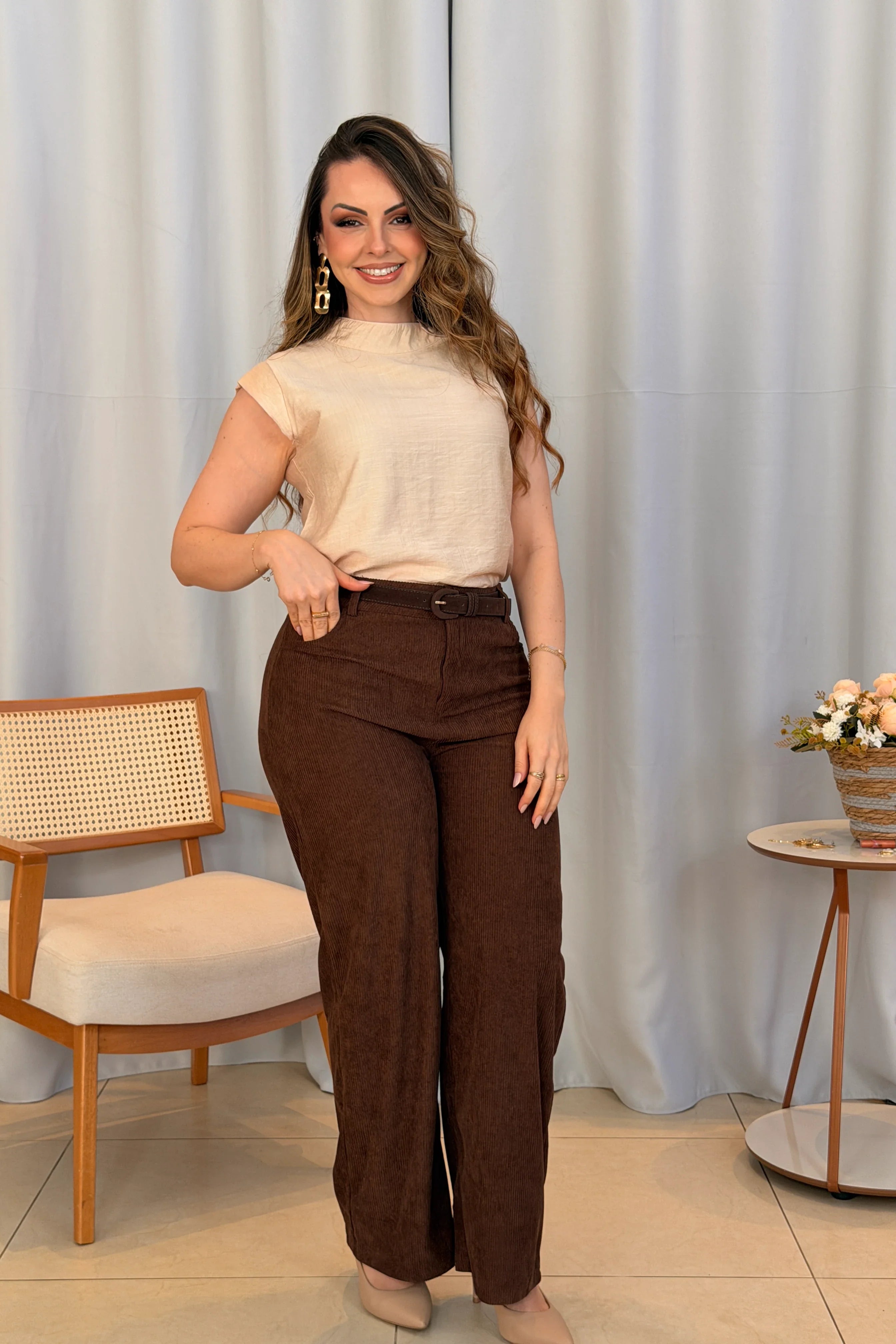 Conjunto: Blusa Regata Crepe Comfort Abotoadura na Gola Tainá Bege + Calça Corte Reto em Cotelê Detalhe Botão Dourado Mia Marrom Escuro