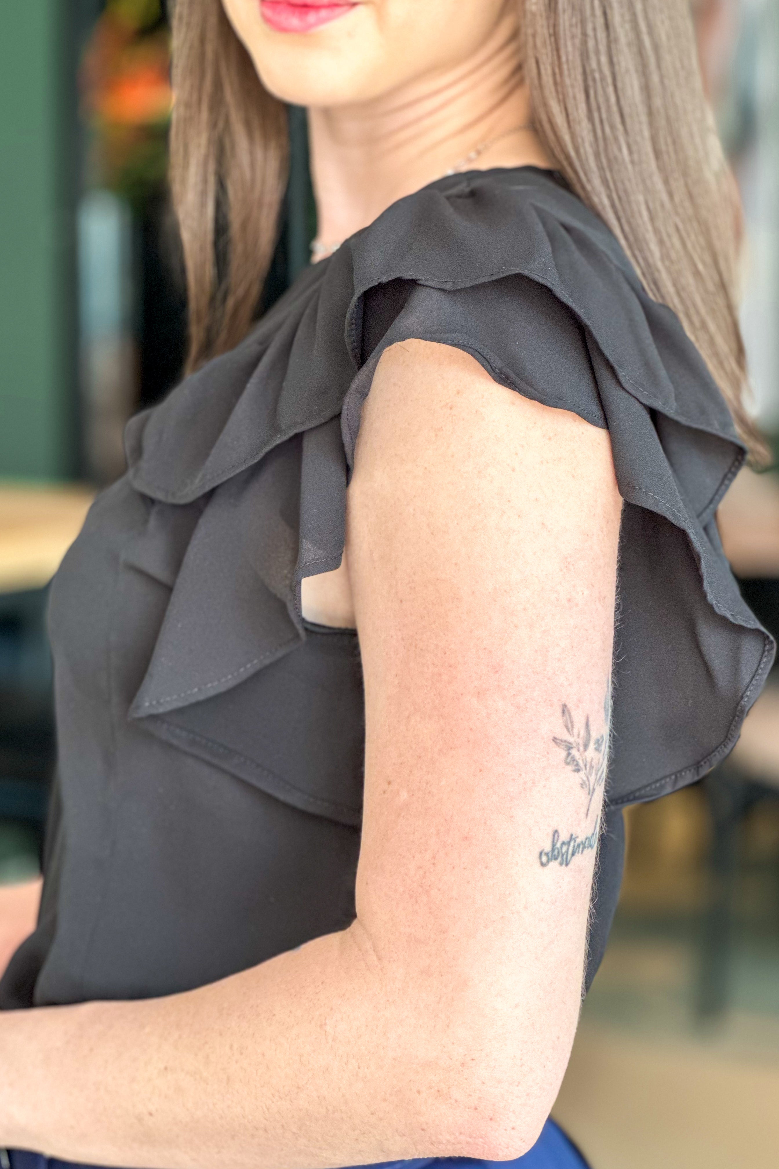 Blusa Decote "V" Babados Manga Ariane Preta