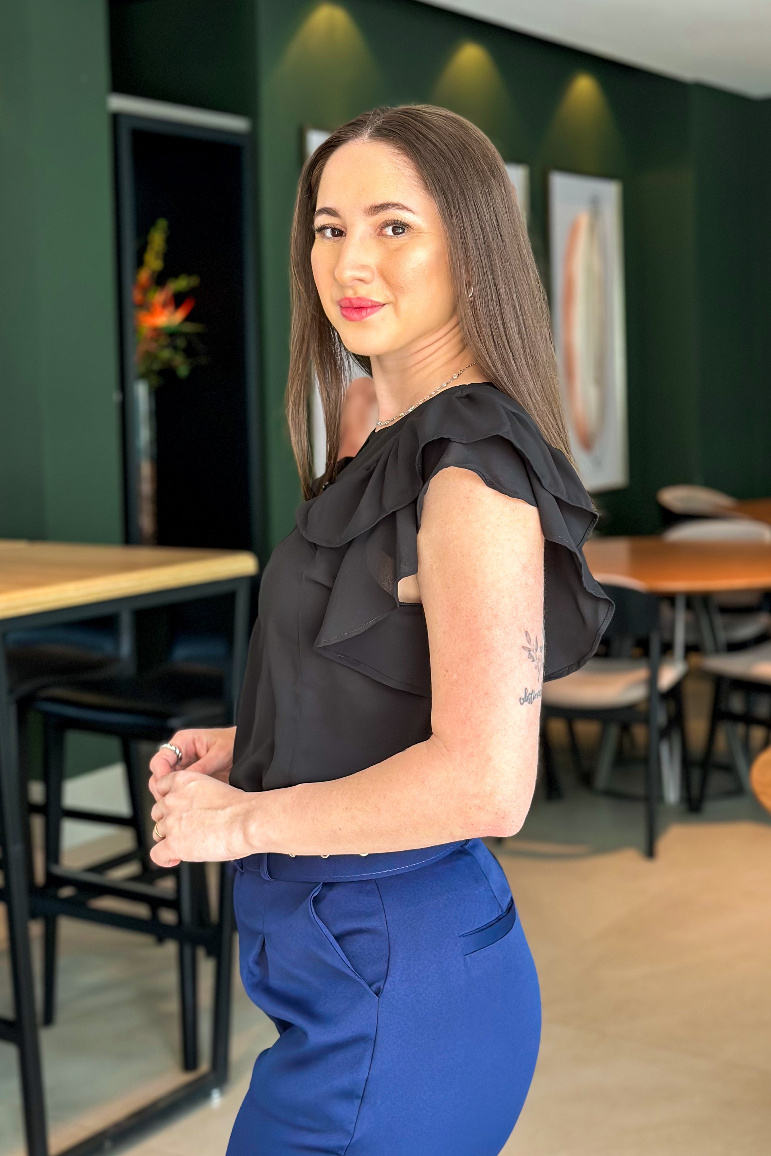 Blusa Decote "V" Babados Manga Ariane Preta