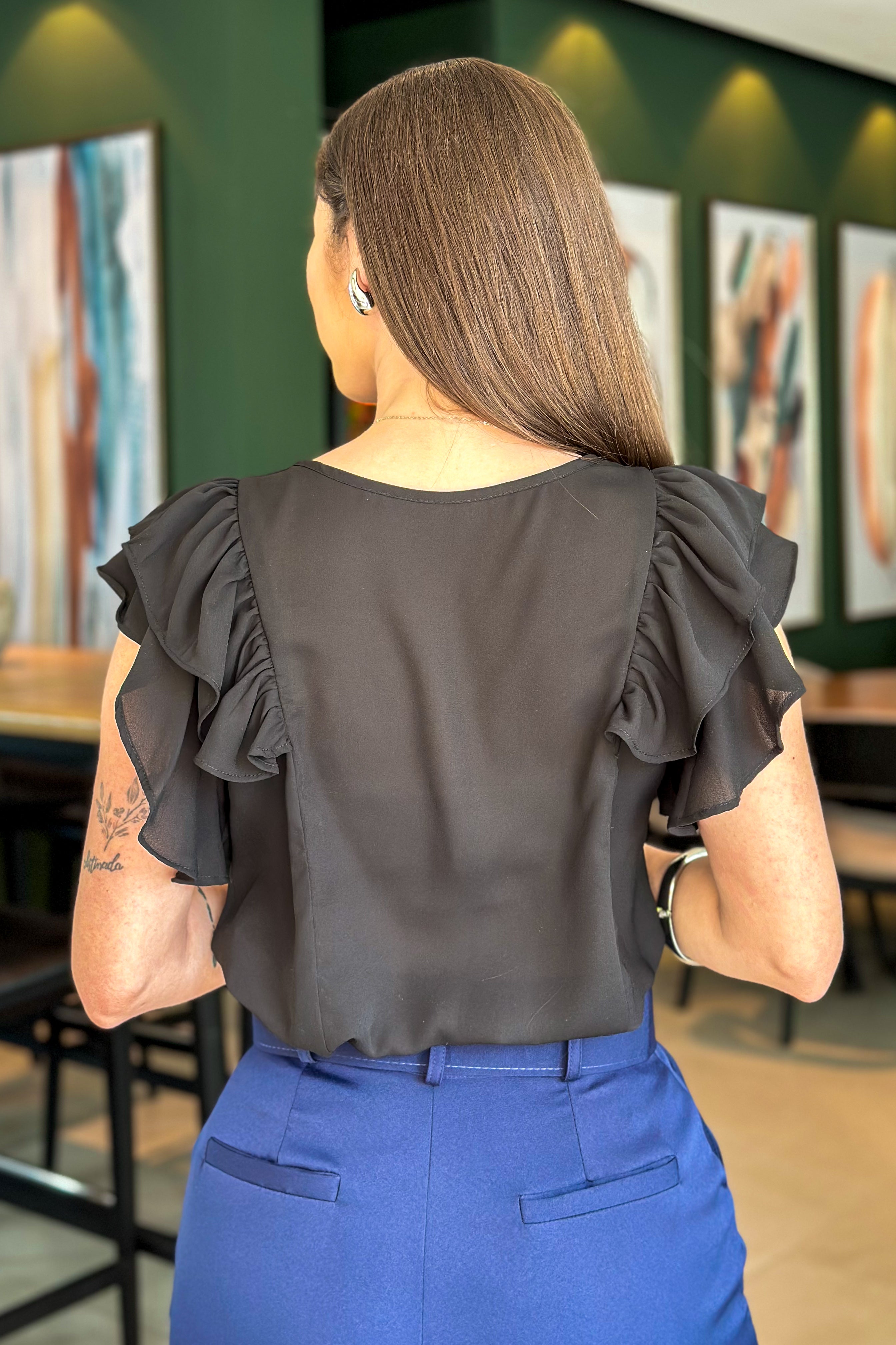 Blusa Decote "V" Babados Manga Ariane Preta