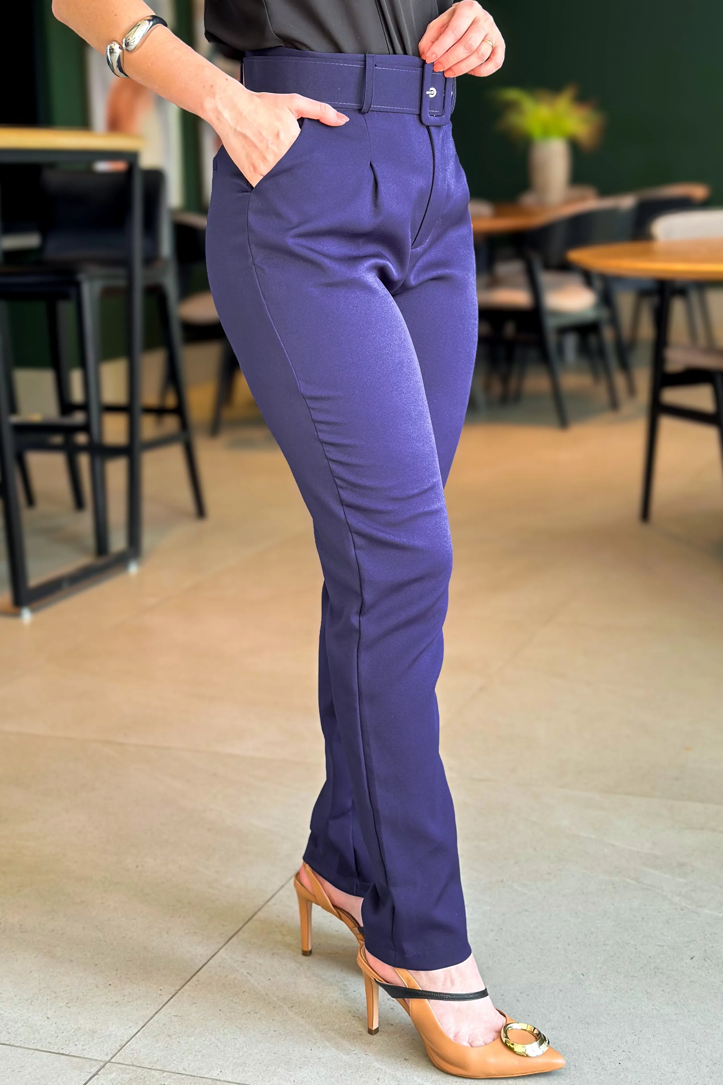 Calça Cinto Encapado Cenoura Azul Marinho