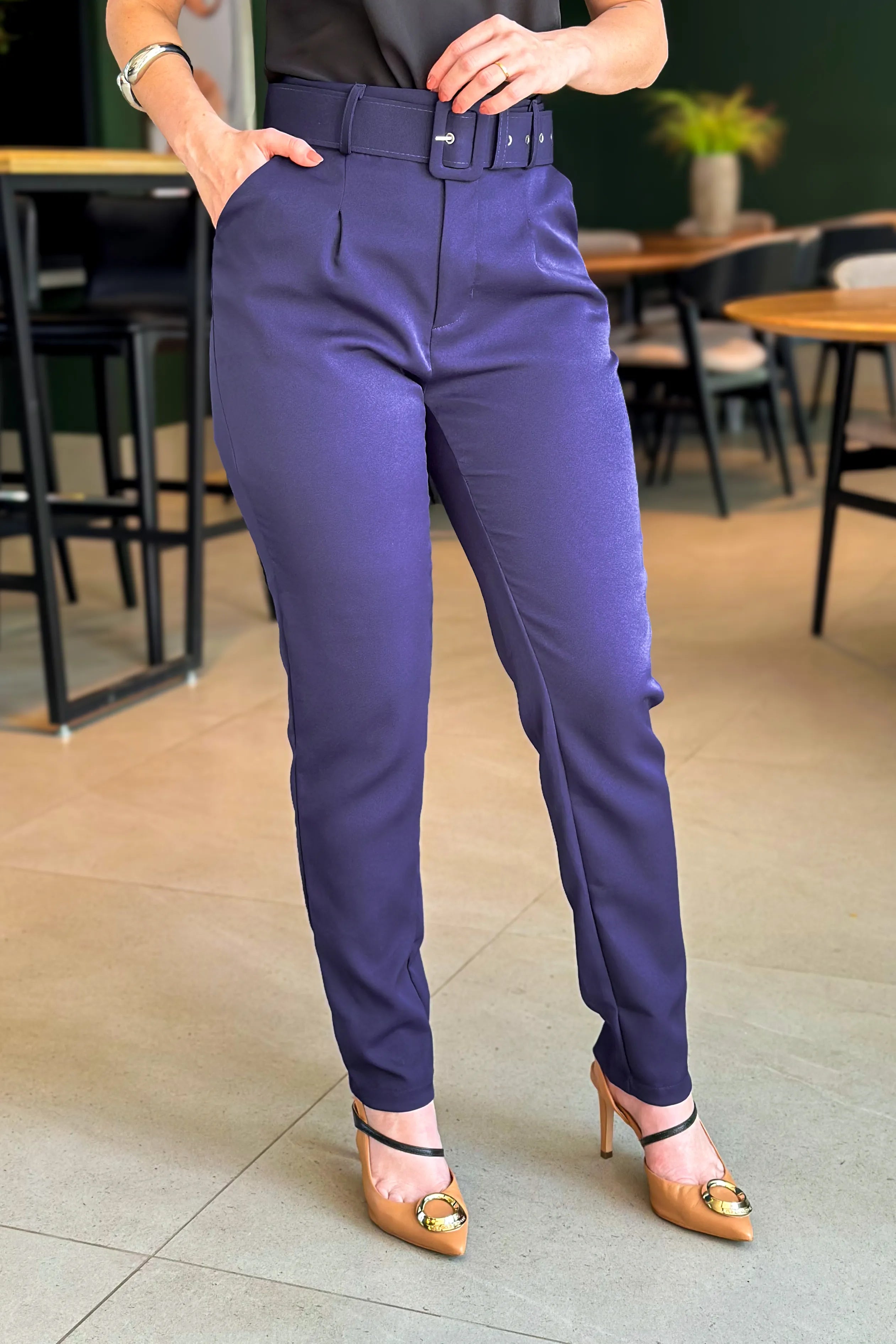 Calça Cinto Encapado Cenoura Azul Marinho