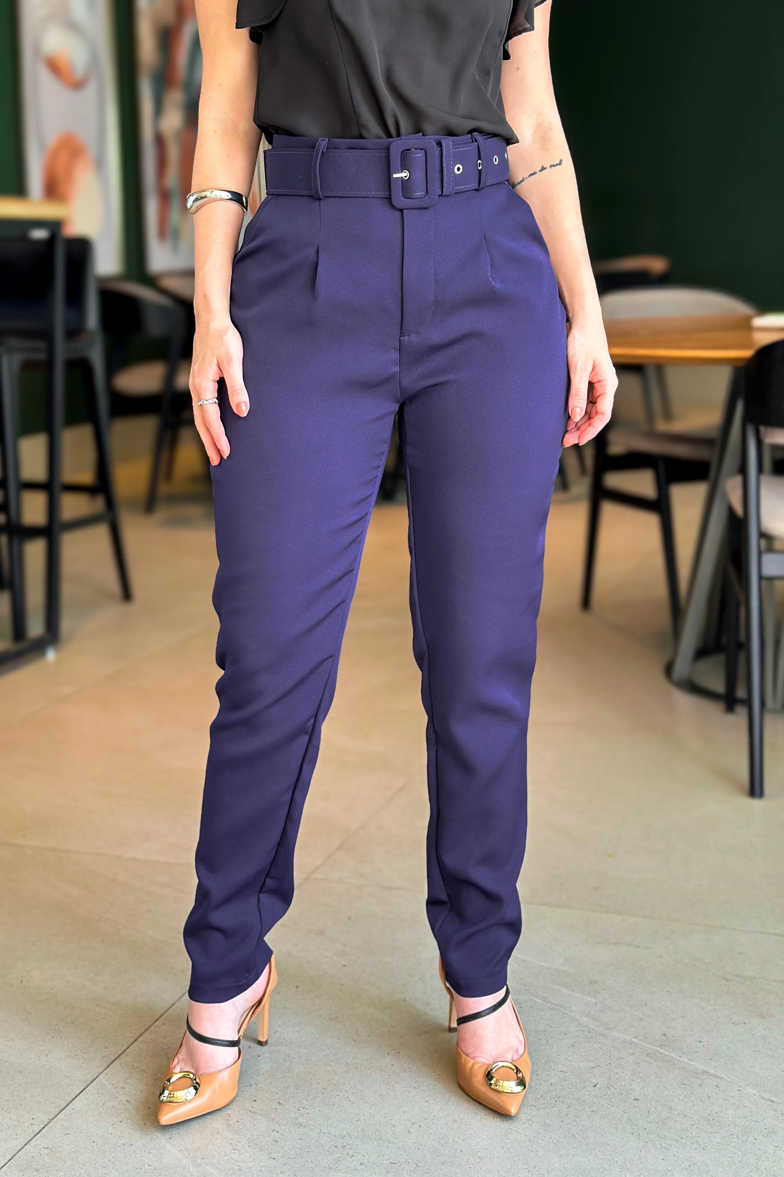 Calça Cinto Encapado Cenoura Azul Marinho