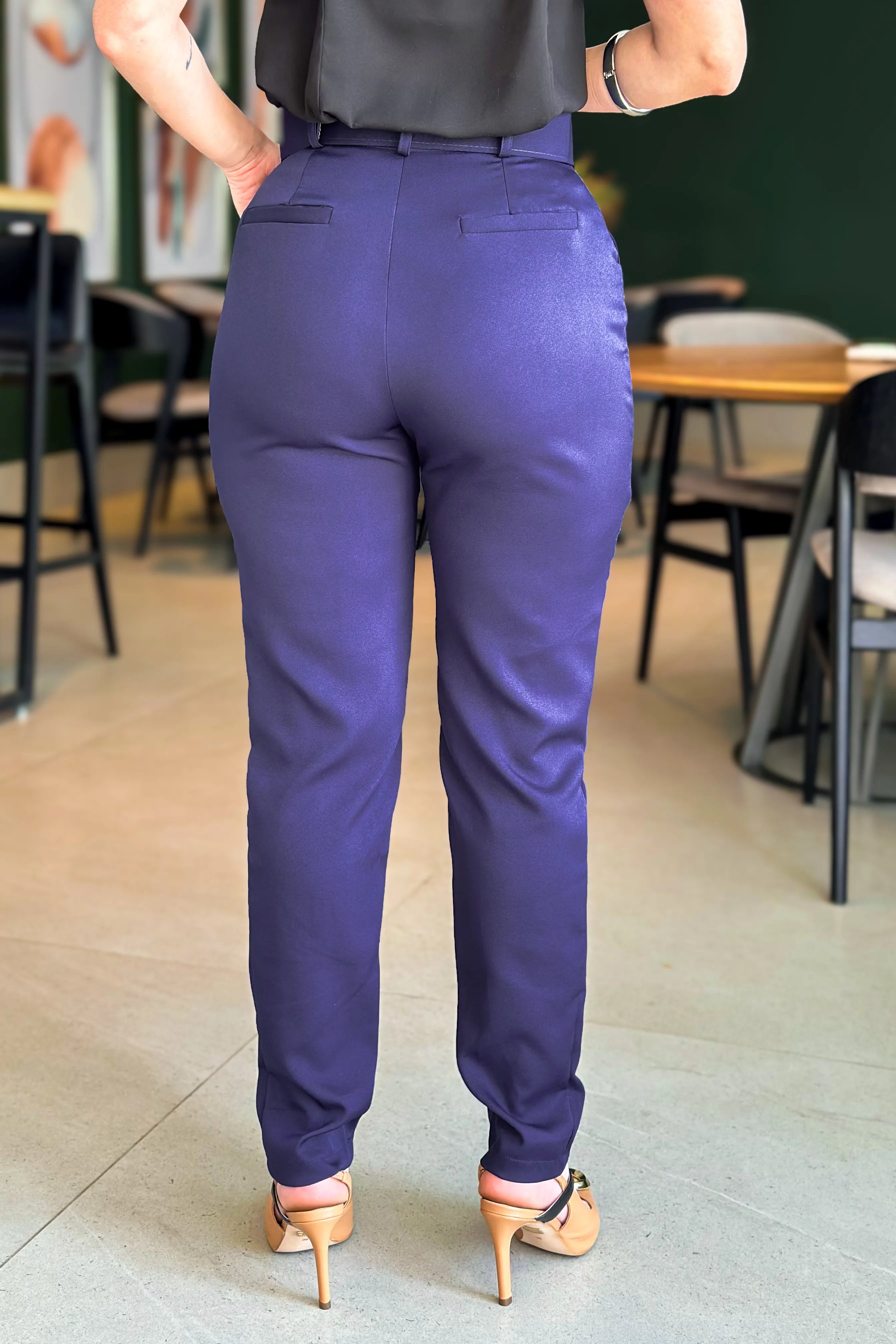 Calça Cinto Encapado Cenoura Azul Marinho