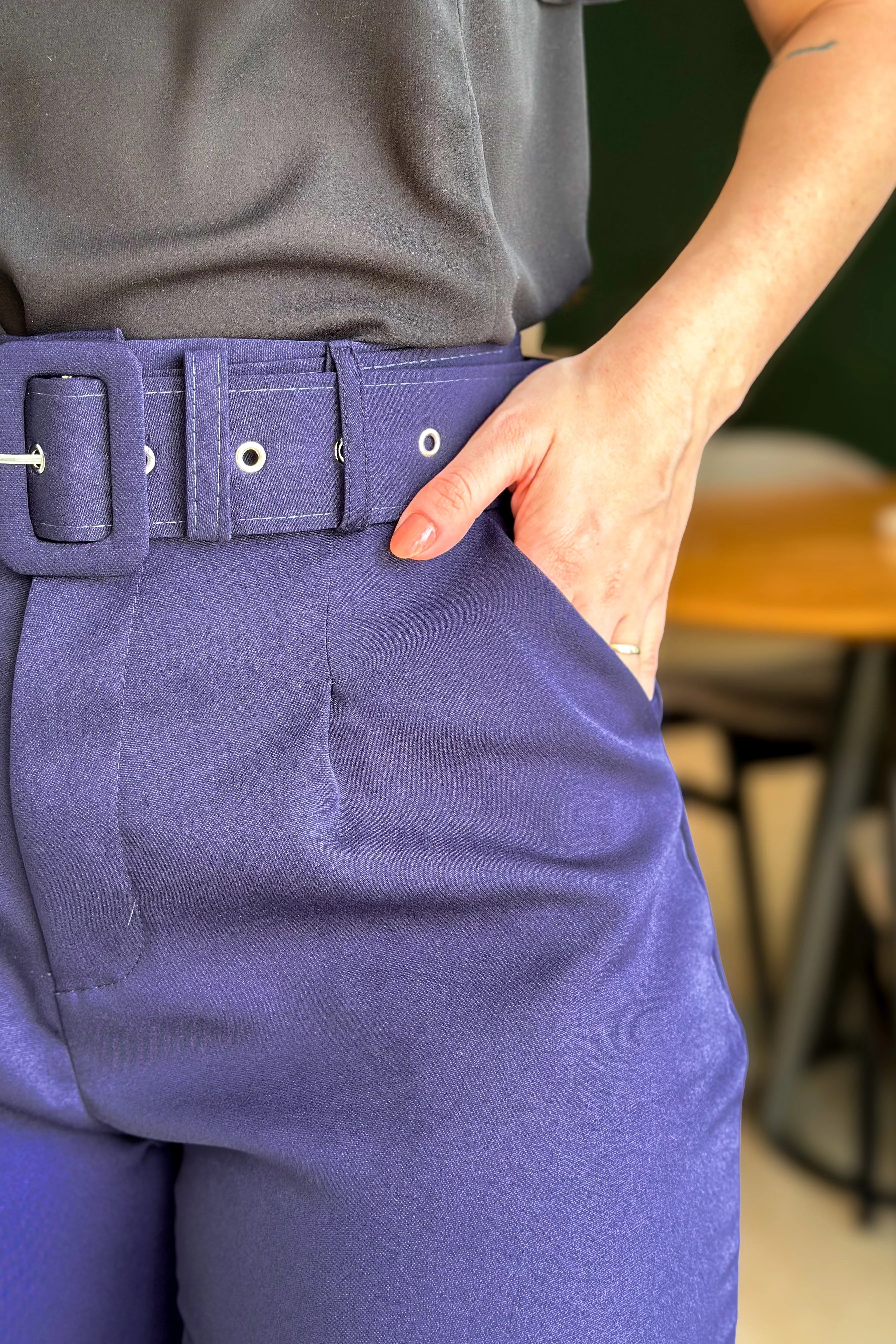 Calça Cinto Encapado Cenoura Azul Marinho