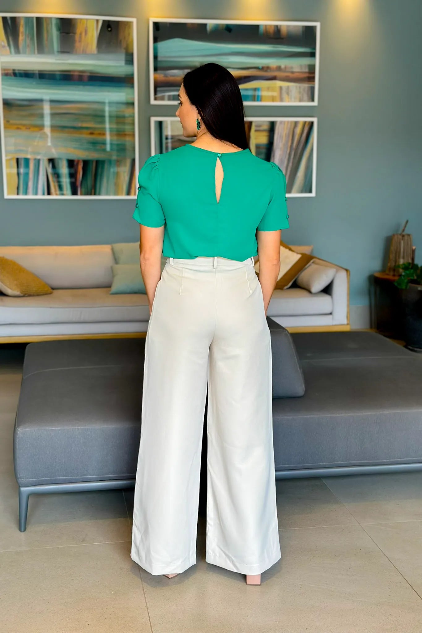 Conjunto: Blusa Manga Curta Detalhe Botões Karen Verde Bandeira + Calça Pantalona Detalhe Passador Marina Creme