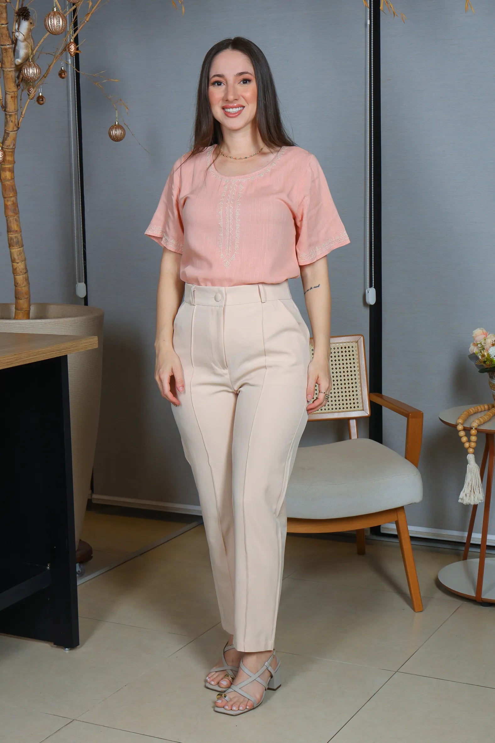 Blusa Manga Curta Viscose Detalhe Bordado Tereza Rosa